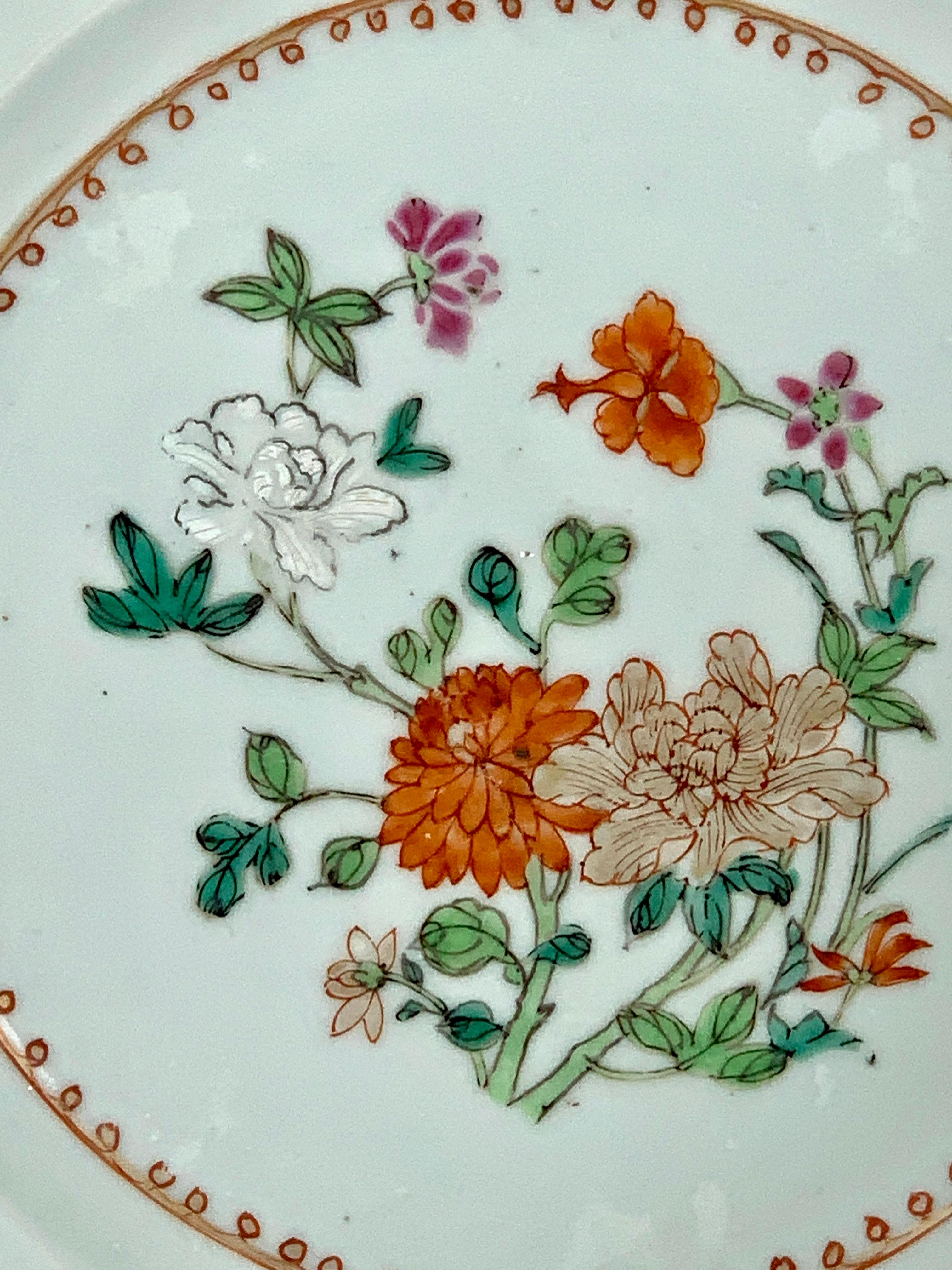 Paar antike chinesische Porzellanteller Famille Rose, hergestellt um 1770 (Handbemalt) im Angebot