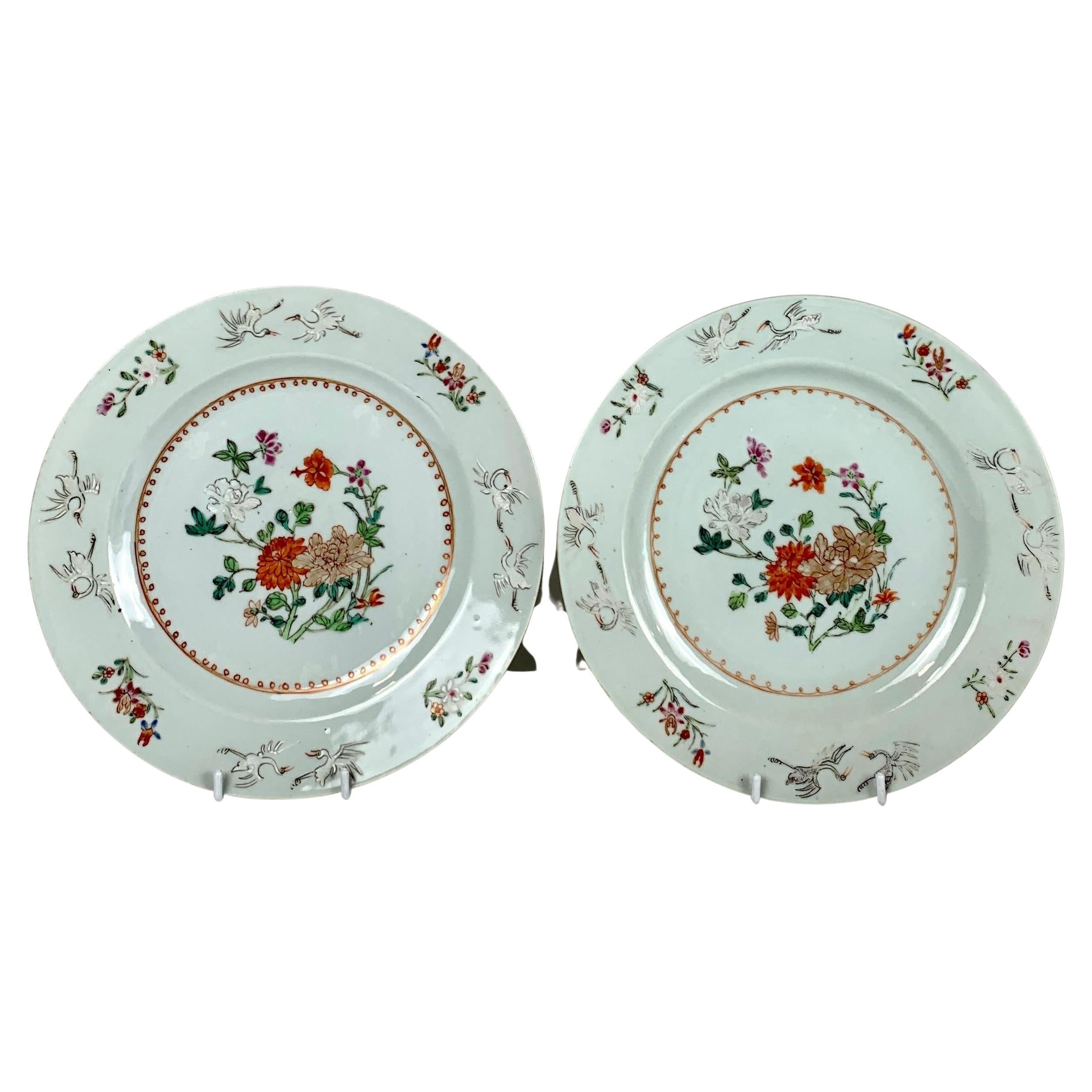 Paire d'assiettes anciennes en porcelaine chinoise Famille Rose fabriquées vers 1770