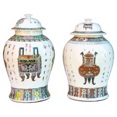 Paire de jarres de temple en porcelaine de la dynastie chinoise Qing Famille Rose 1890