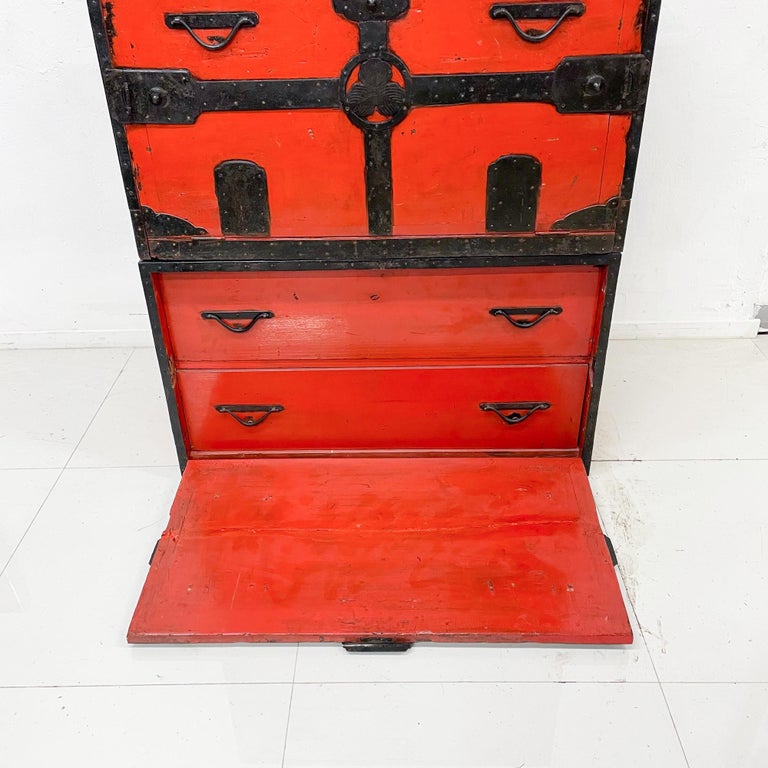 https://a.1stdibscdn.com/pair-antique-chinese-qing-red-cabinet-wedding-dowry-chests-travel-trunk-1900s-for-sale-picture-16/f_9715/f_251707421630680313412/RedChineseCabinetsMC09_21_15_master.jpg?width=768
