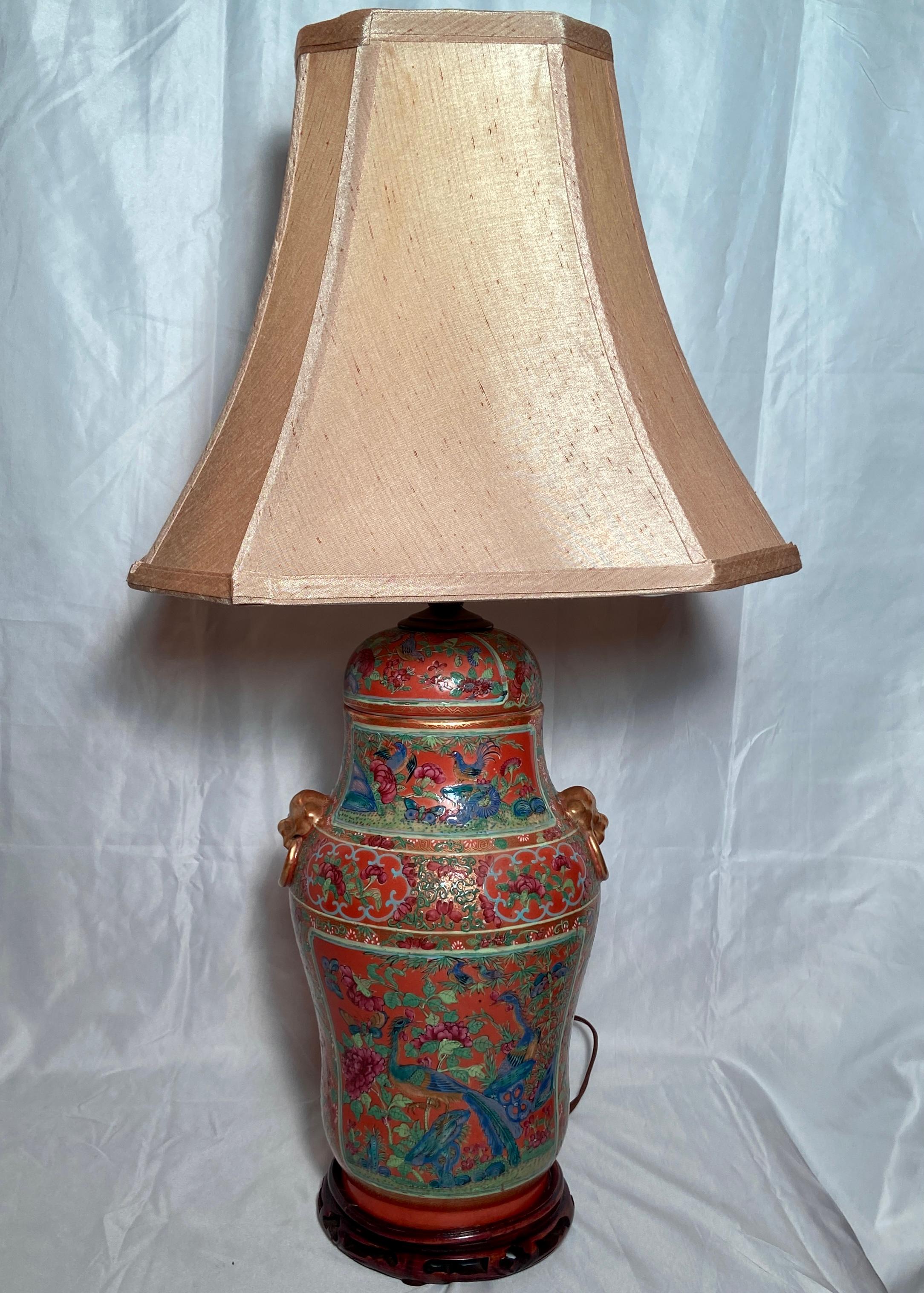 Paire d'anciens vases couverts en porcelaine chinoise, transformés en lampes, vers 1880-1890.