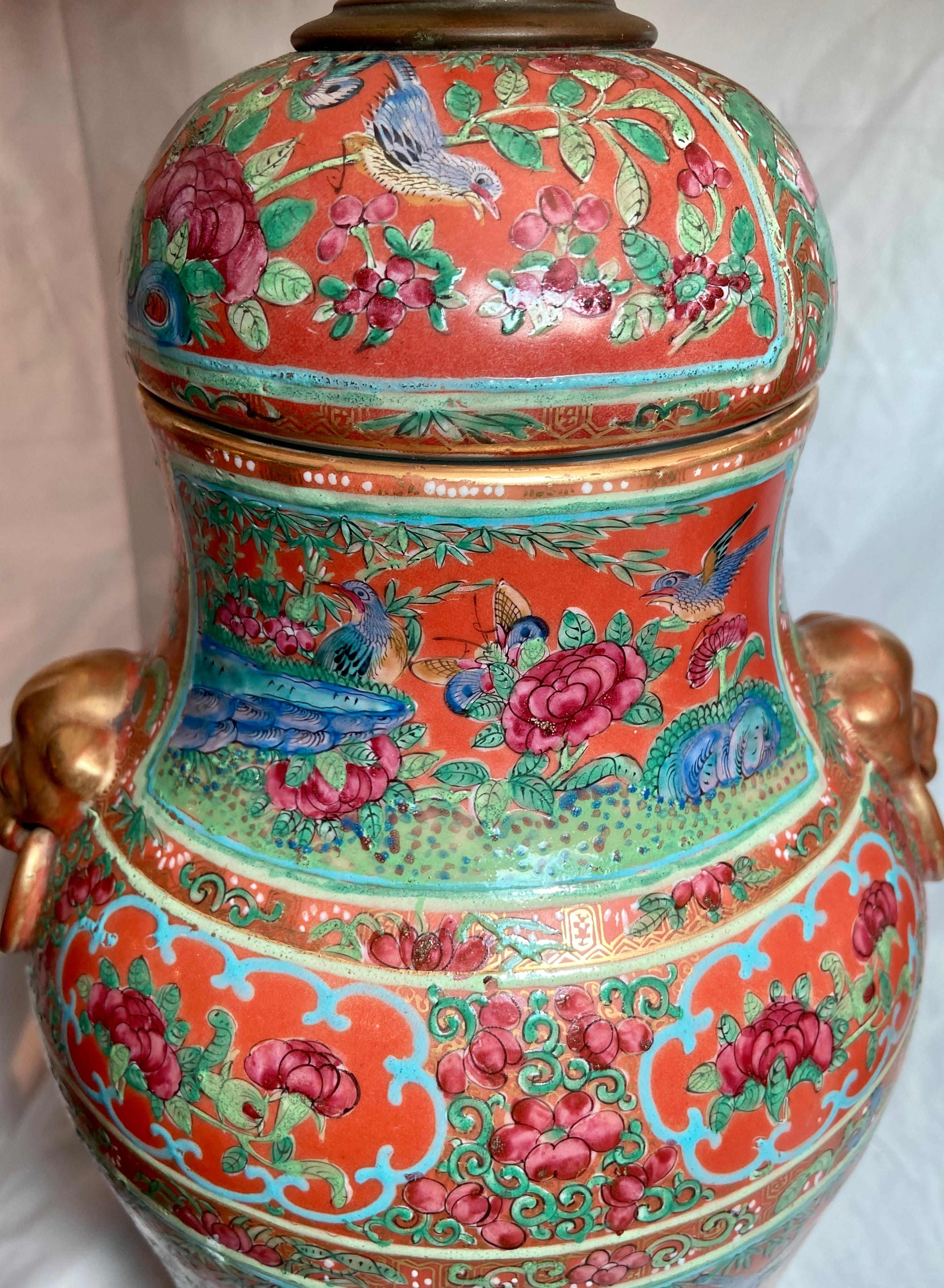 Chinois Paire de vases anciens couverts de porcelaine chinoise « cloutée » transformés en lampes en vente