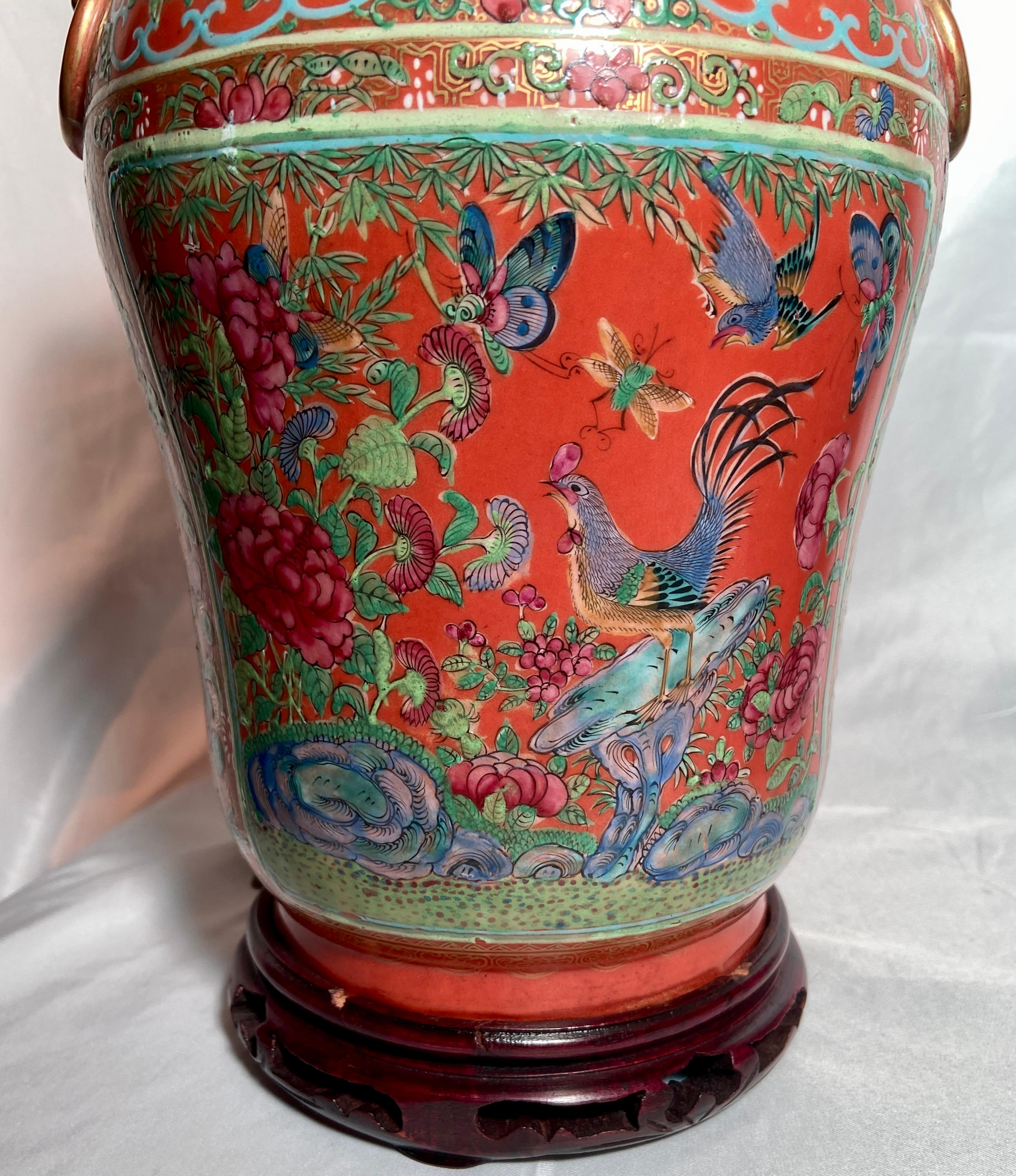 Porcelaine Paire de vases anciens couverts de porcelaine chinoise « cloutée » transformés en lampes en vente