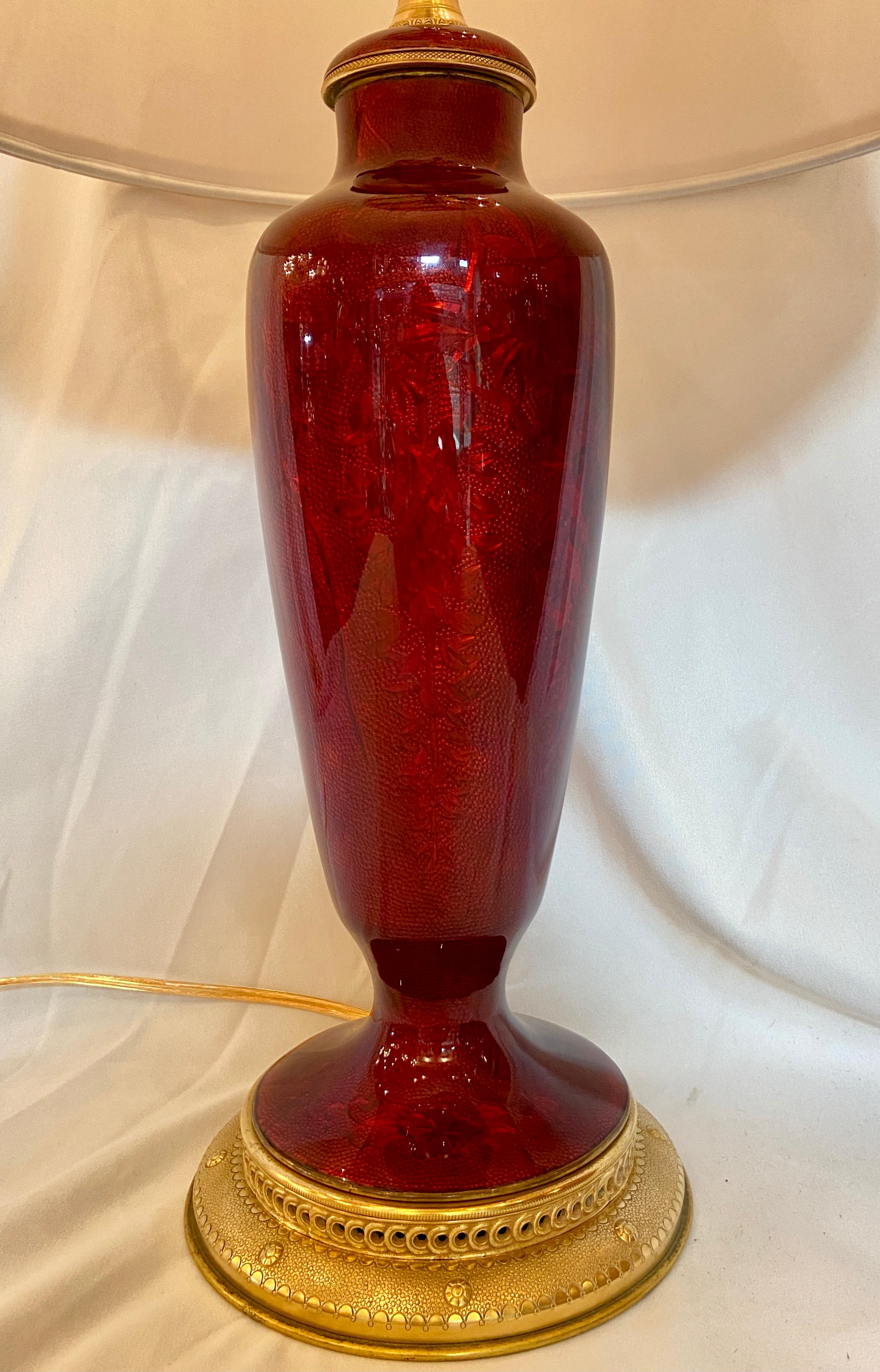 Français Paire d'urnes anciennes en émail polychrome rouge de style chinoiseries transformées en lampes, vers 1900 en vente
