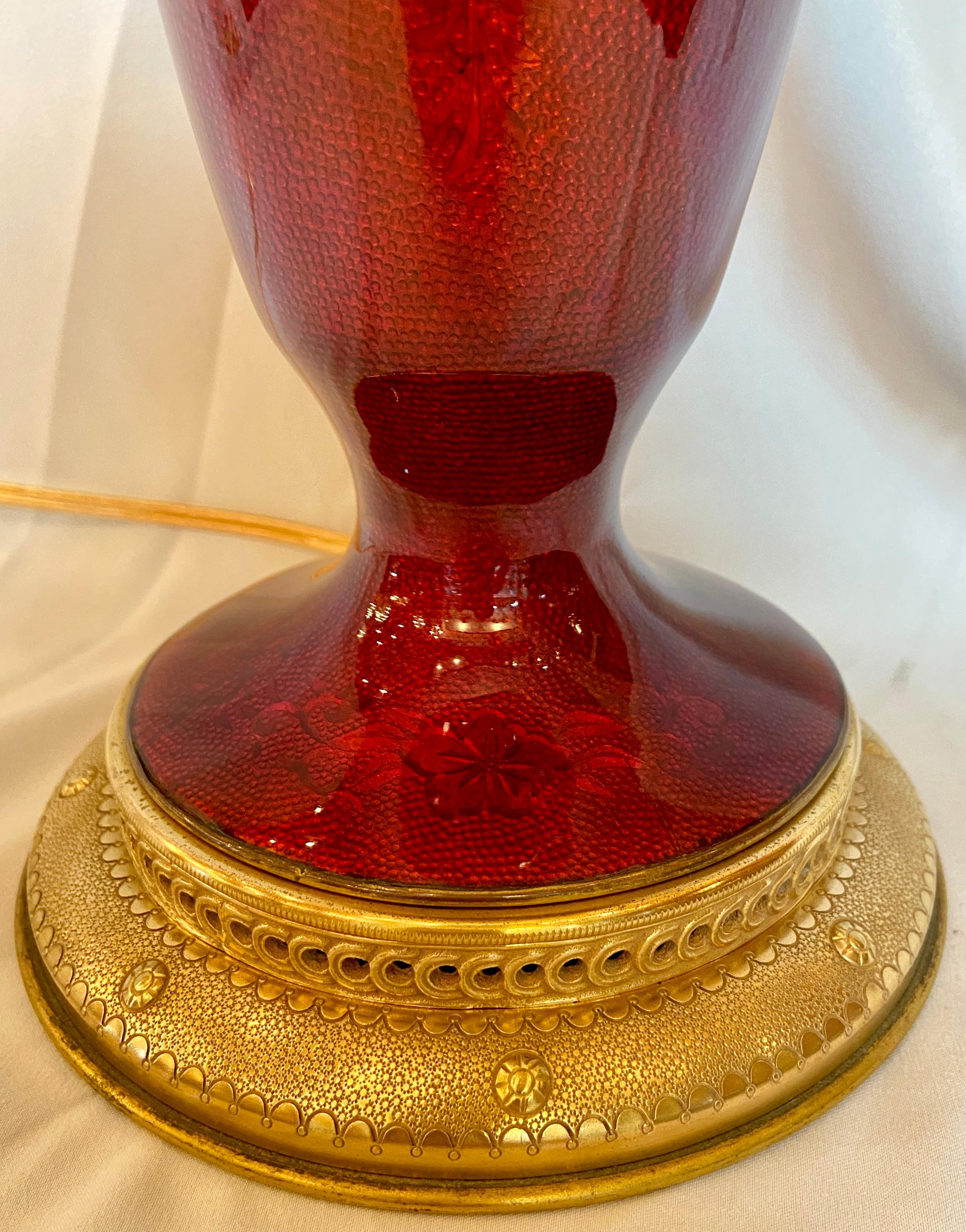 Coppia di antiche urne in smalto policromo rosso Chinoiserie trasformate in lampade, circa 1900 In condizioni buone in vendita a New Orleans, LA