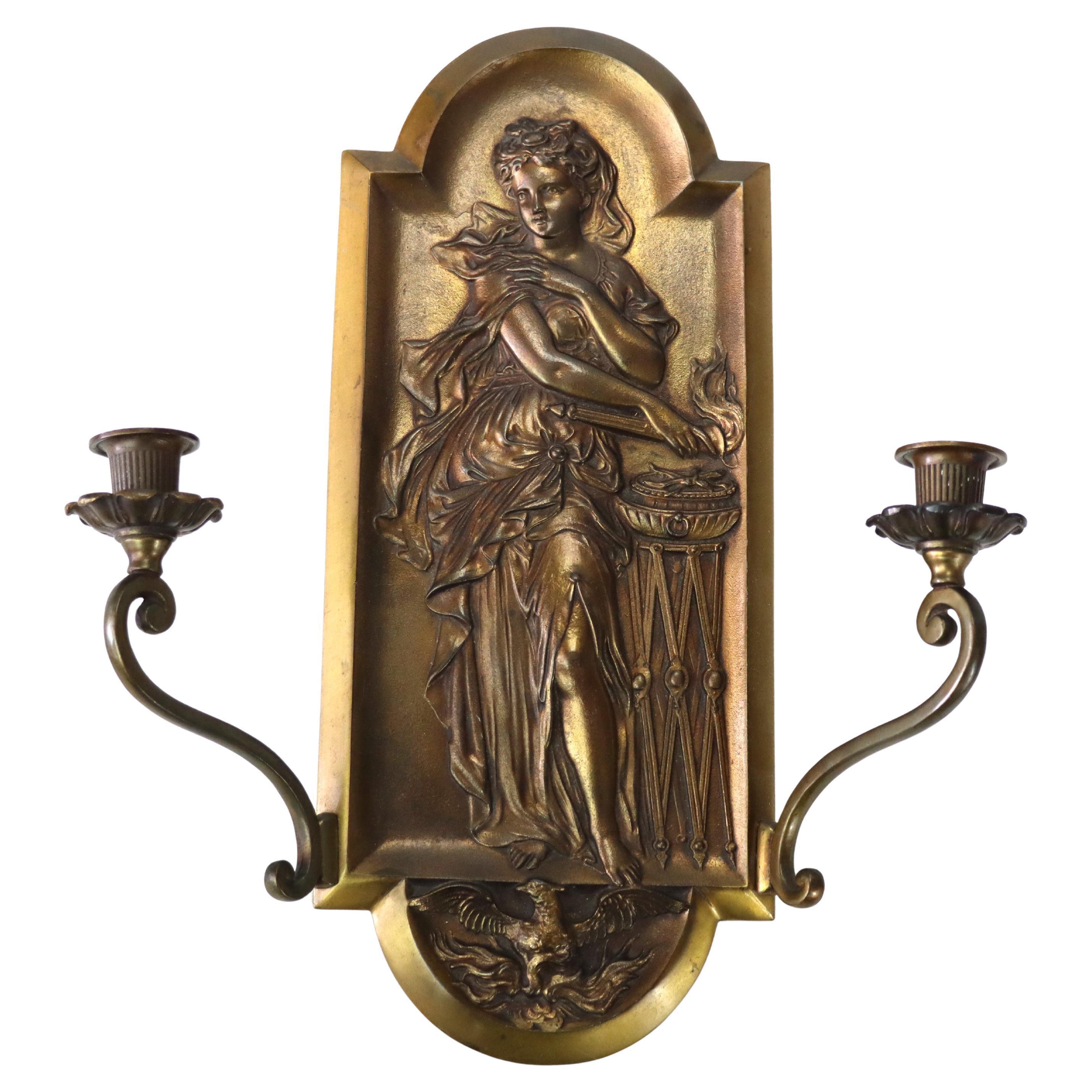 Paire d'appliques murales à bougies en bronze à relief de vierge classique vers 1920.   
15 1/4