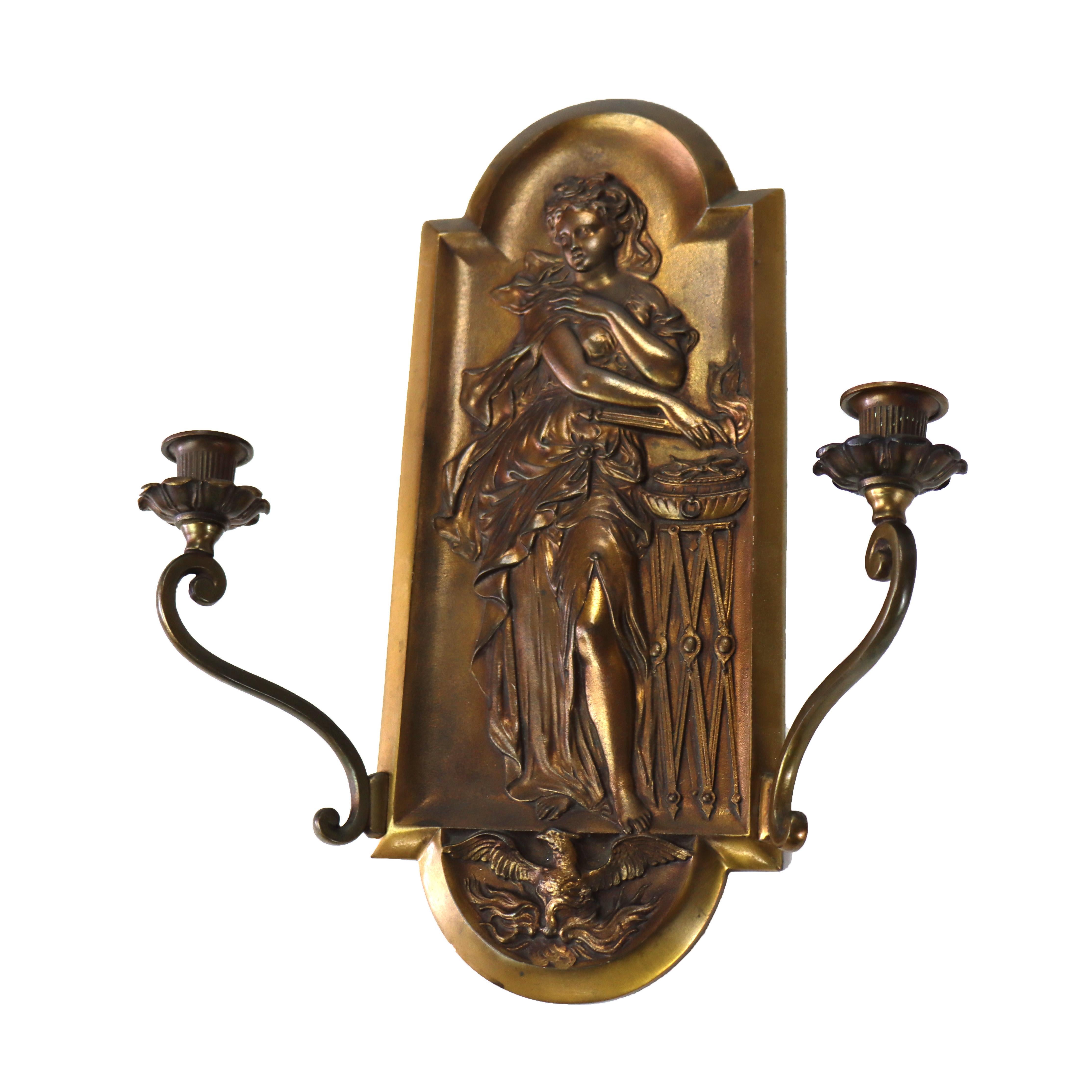 Bronze Paire d'appliques murales classiques anciennes Maiden Relief en bronze à deux lumières c1920 en vente