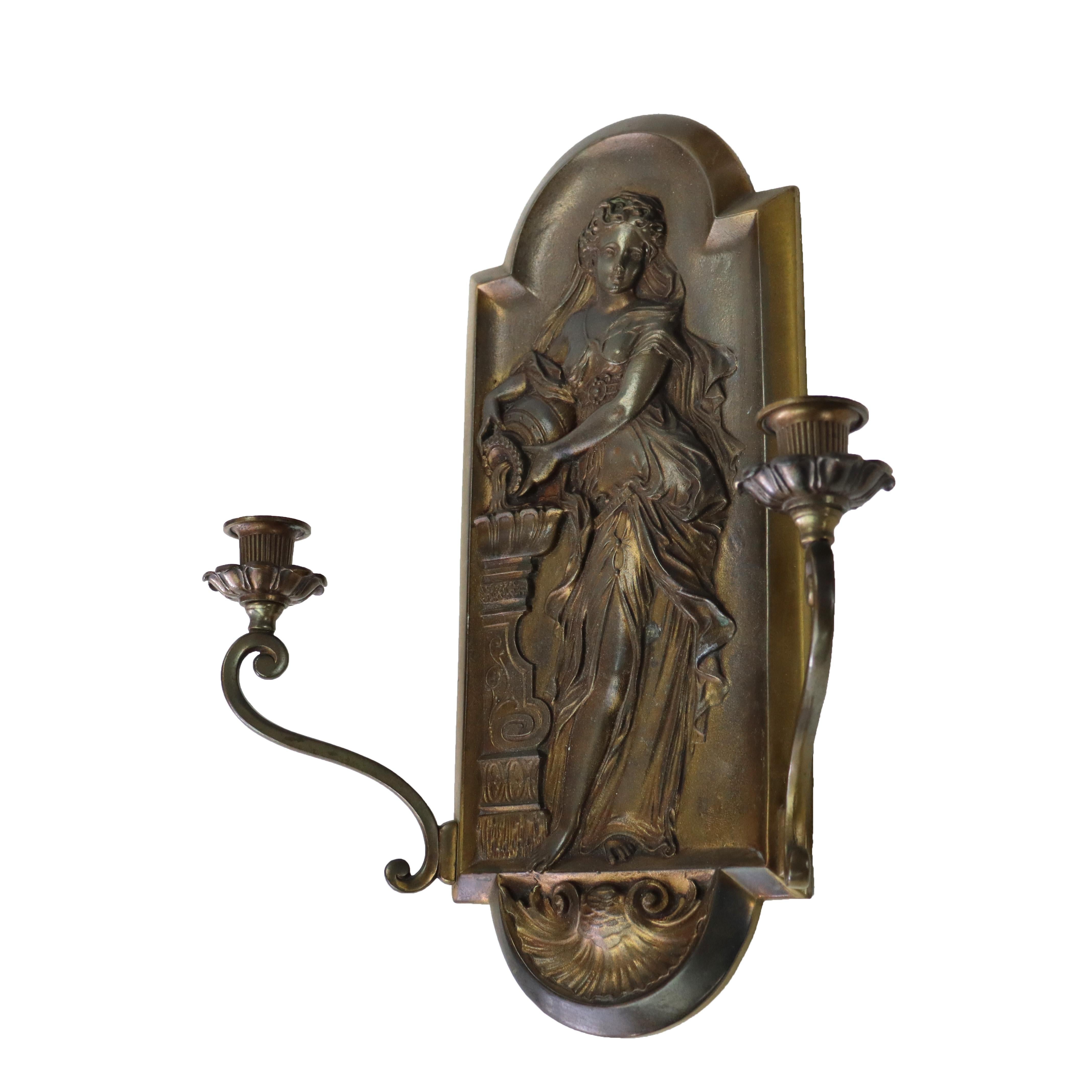 Paire d'appliques murales classiques anciennes Maiden Relief en bronze à deux lumières c1920 en vente 1