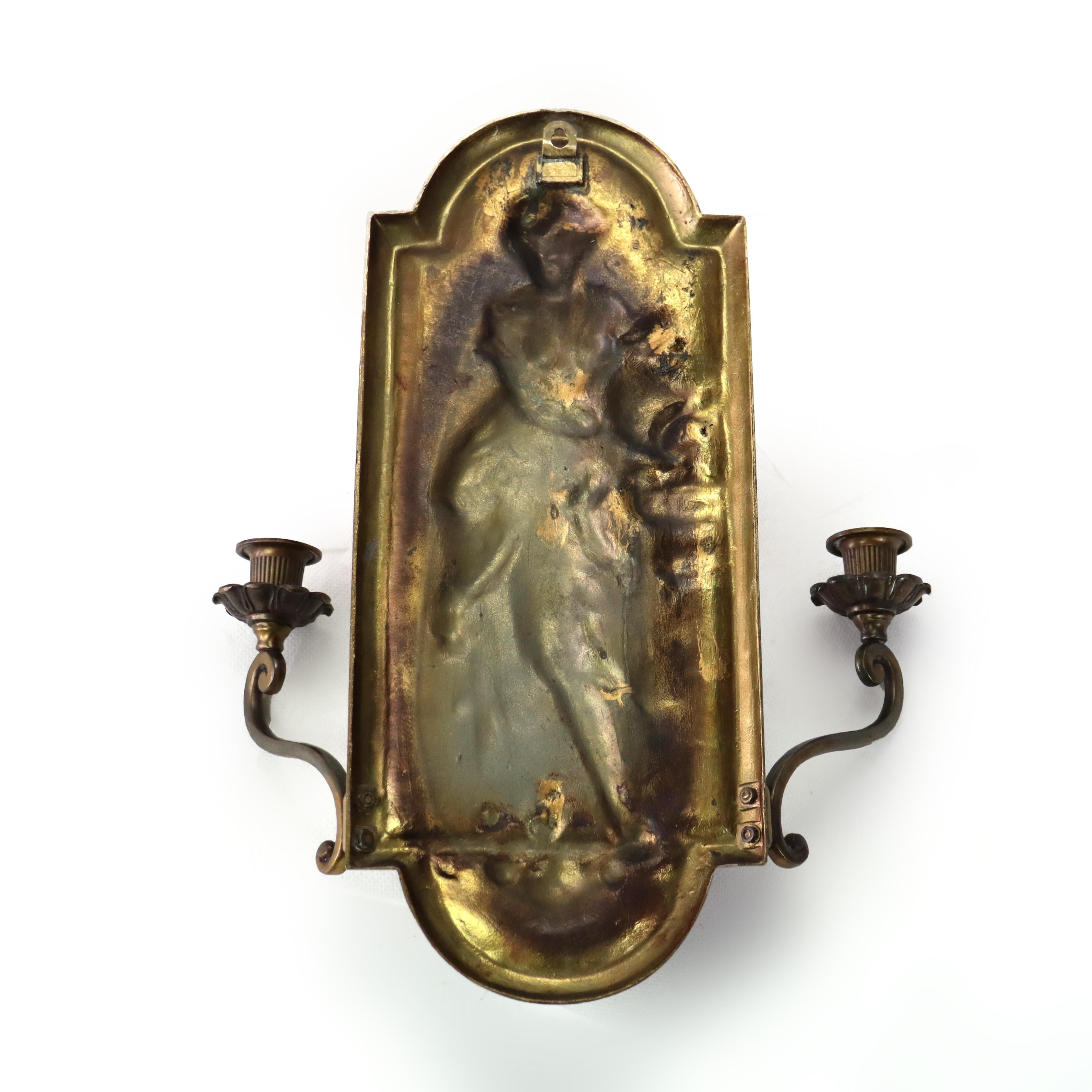 Paire d'appliques murales classiques anciennes Maiden Relief en bronze à deux lumières c1920 en vente 2