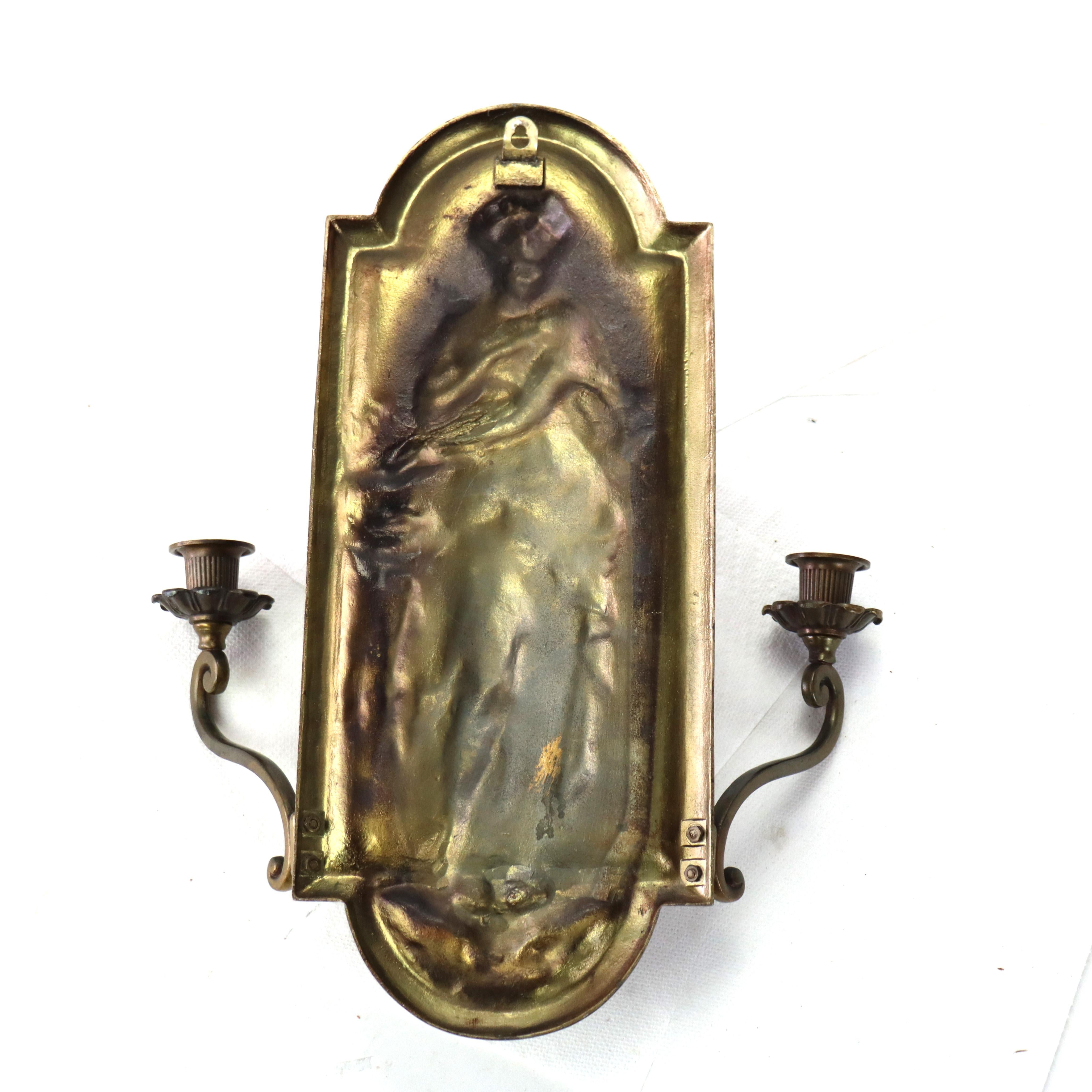 Paire d'appliques murales classiques anciennes Maiden Relief en bronze à deux lumières c1920 en vente 3