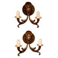 Paire d'appliques classiques anciennes à deux bras avec des visages de Bacchus