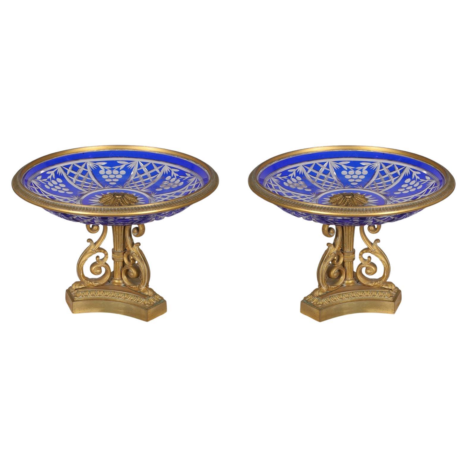 Coppia di antiche tazze/composte/piatti in vetro tagliato blu cobalto e bronzo