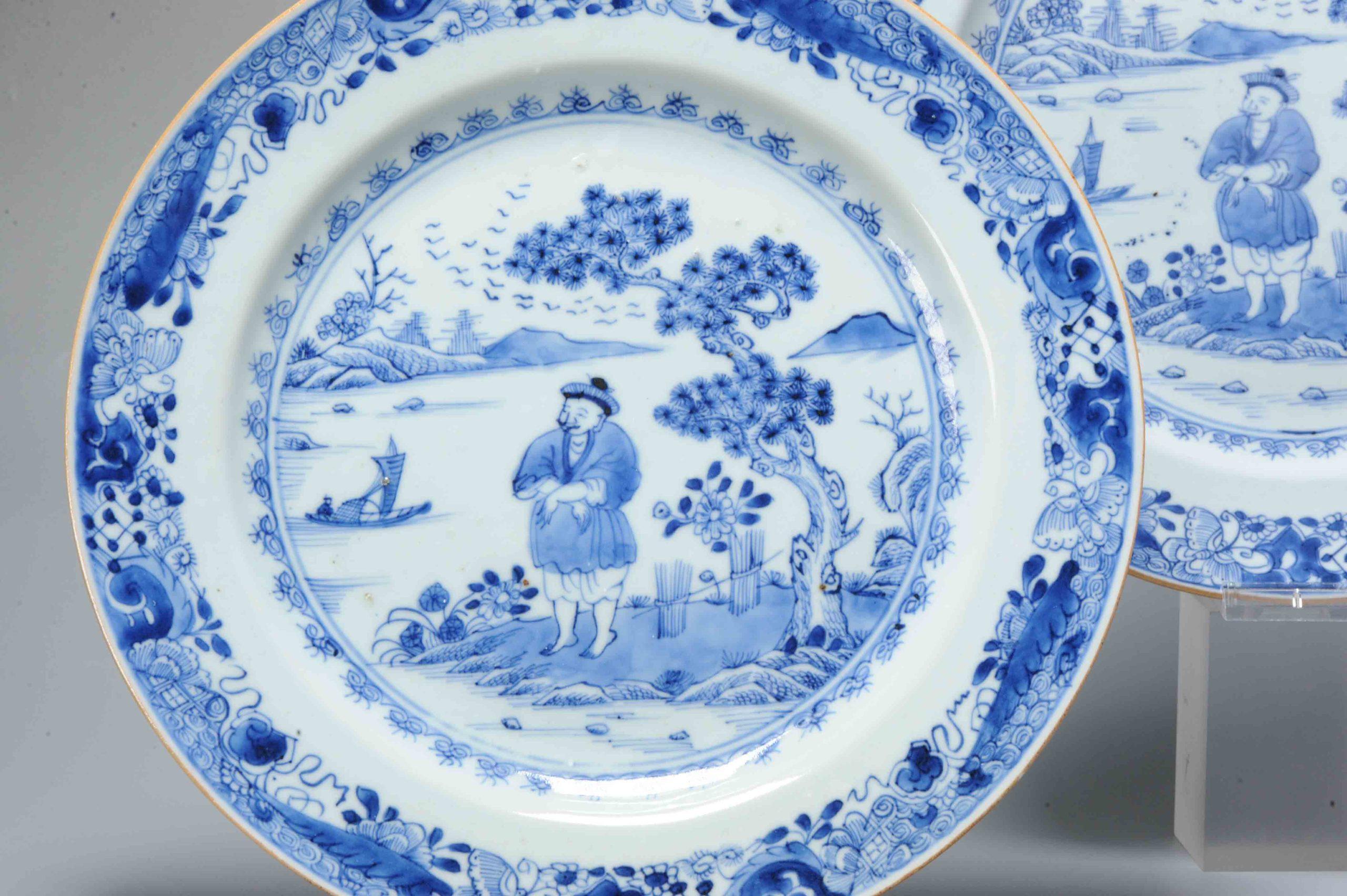 Coppia di piatti antichi blu cobalto Figure in paesaggio Porcellana cinese, 18° C. In condizioni buone in vendita a Amsterdam, Noord Holland