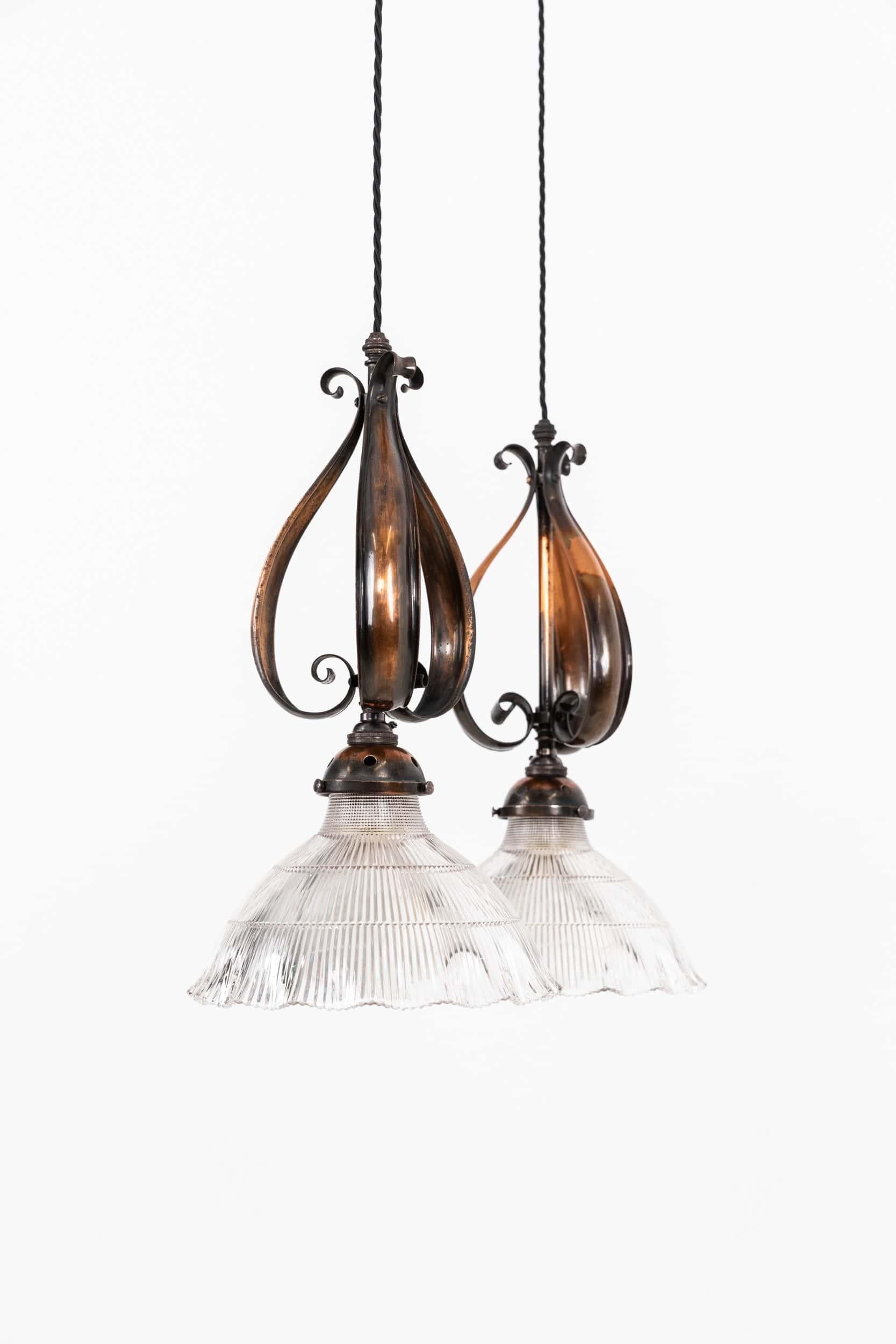 Fatto a mano Coppia di lampade a sospensione in vetro a spillo Holophane, in rame, del 1910 ca. in vendita