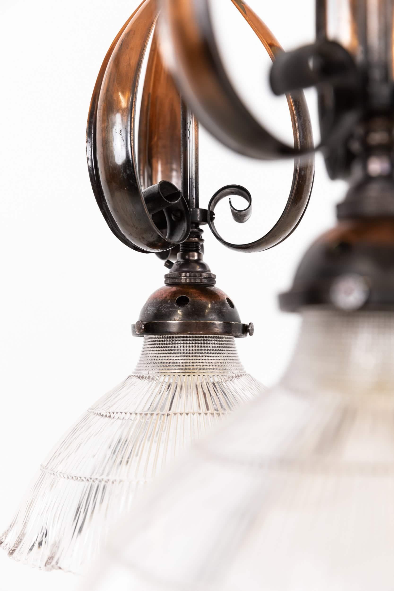 Coppia di lampade a sospensione in vetro a spillo Holophane, in rame, del 1910 ca. In condizioni buone in vendita a London, GB