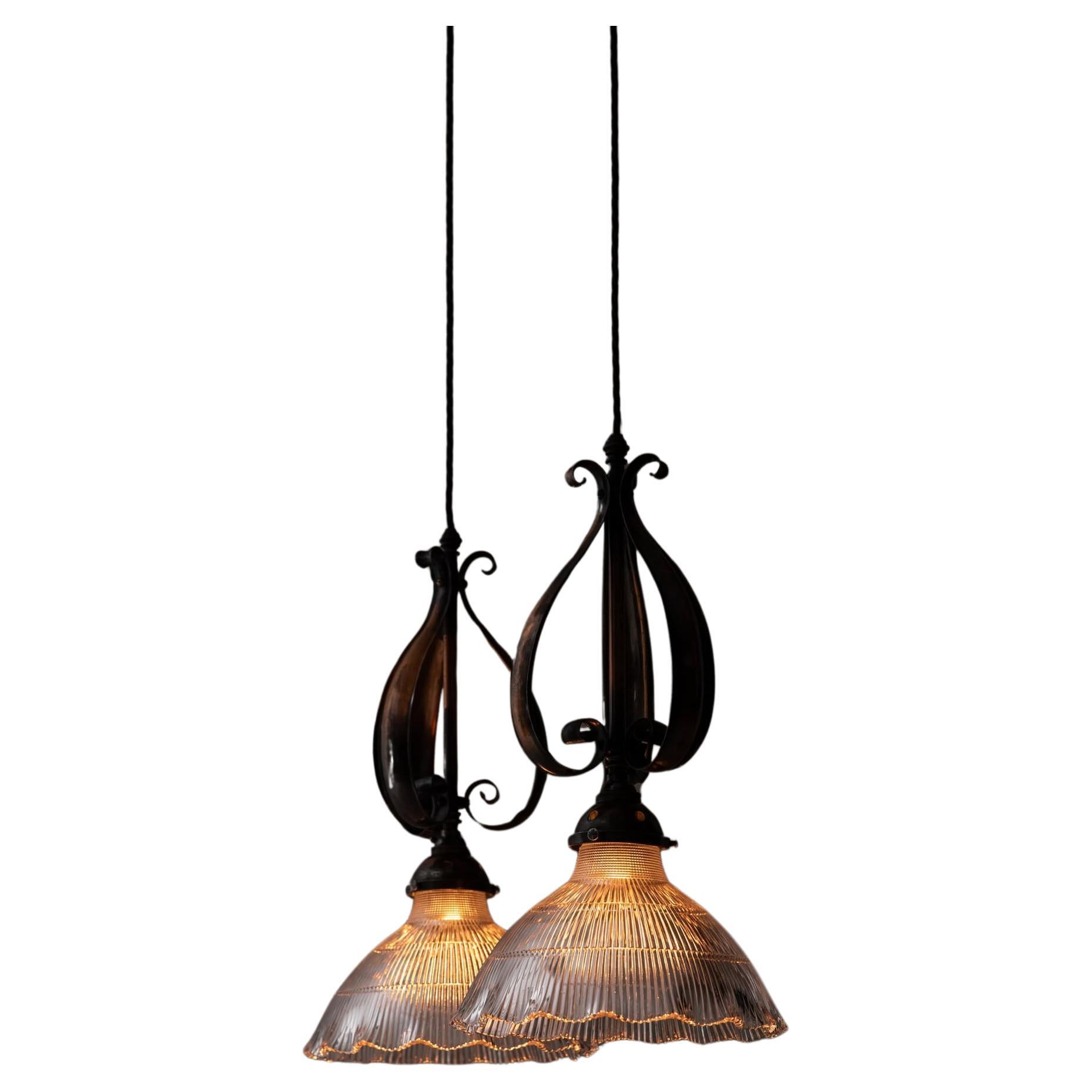 Coppia di lampade a sospensione in vetro a spillo Holophane, in rame, del 1910 ca. in vendita