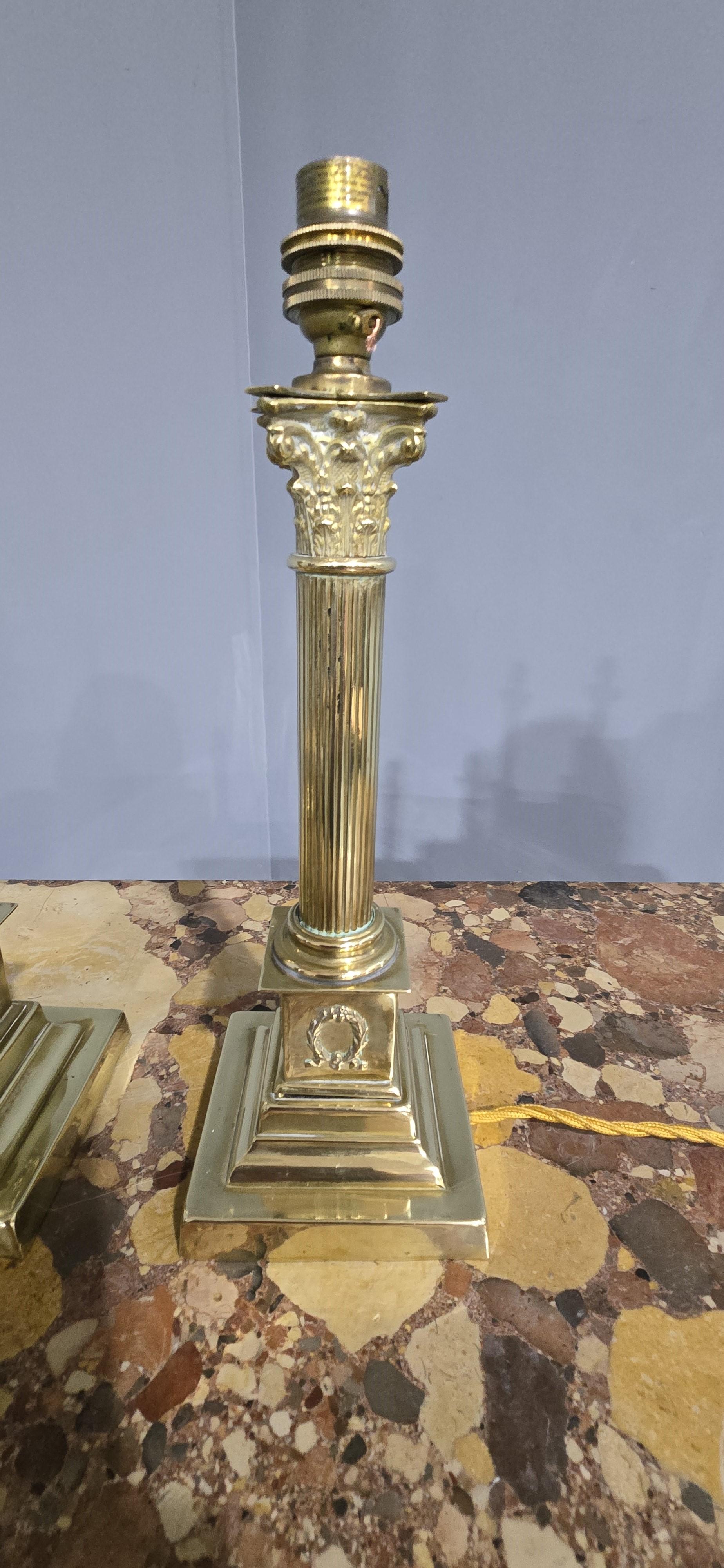 Une très belle paire de lampes de table à colonne corinthienne en laiton antique, recâblées et en excellent état.

13