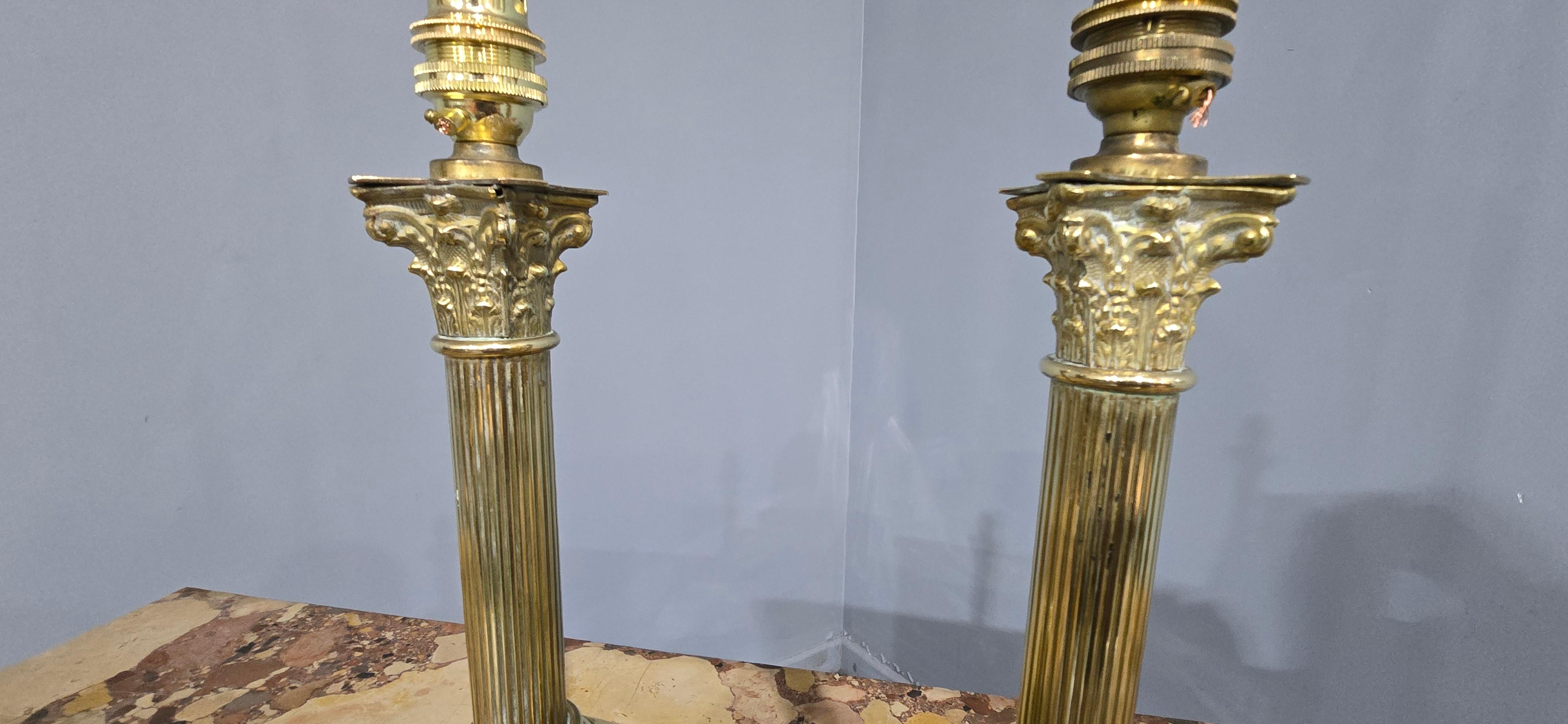 Paire de lampes anciennes à colonne corinthienne Bon état - En vente à Swadlincote, GB