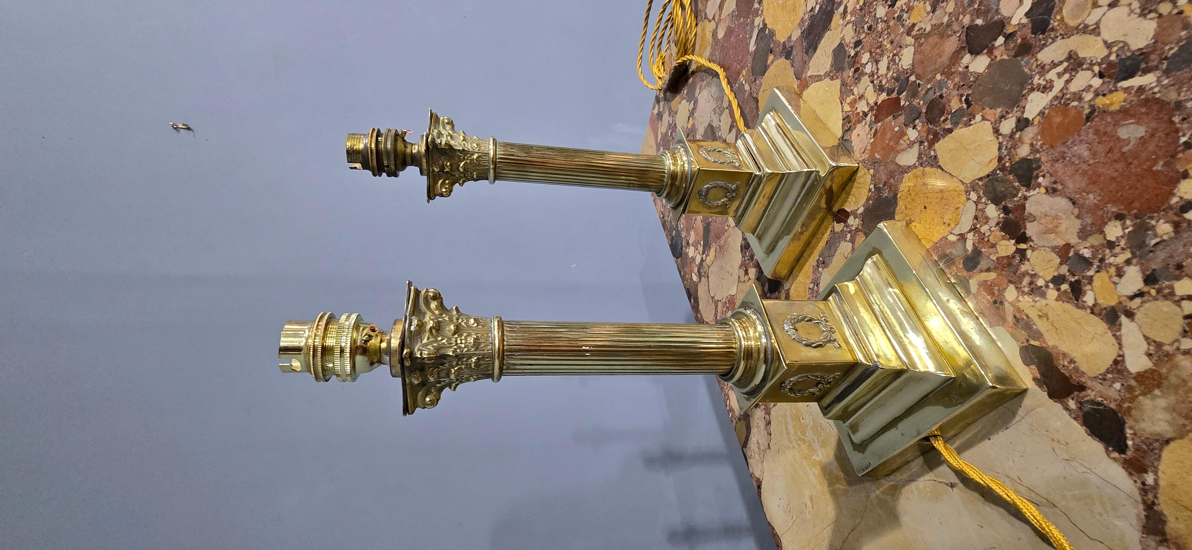 Laiton Paire de lampes anciennes à colonne corinthienne en vente