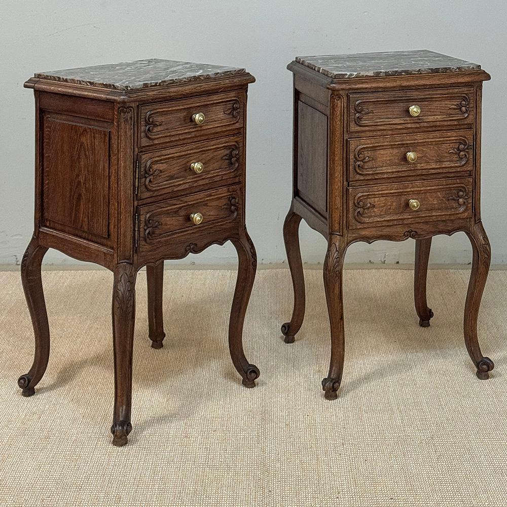 Pareja de Mesillas de Noche Antique Country French ~ Mesillas de noche Provincial francés en venta