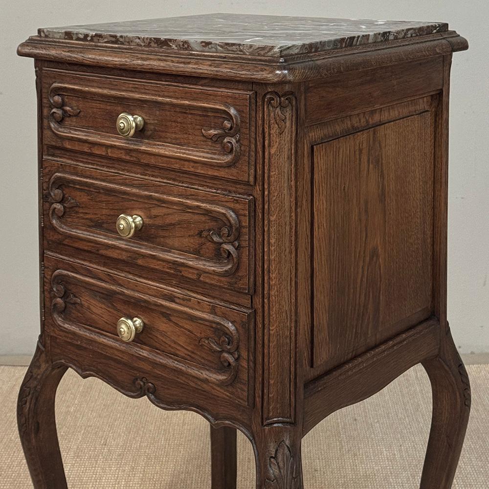 Pareja de Mesillas de Noche Antique Country French ~ Mesillas de noche siglo XX en venta