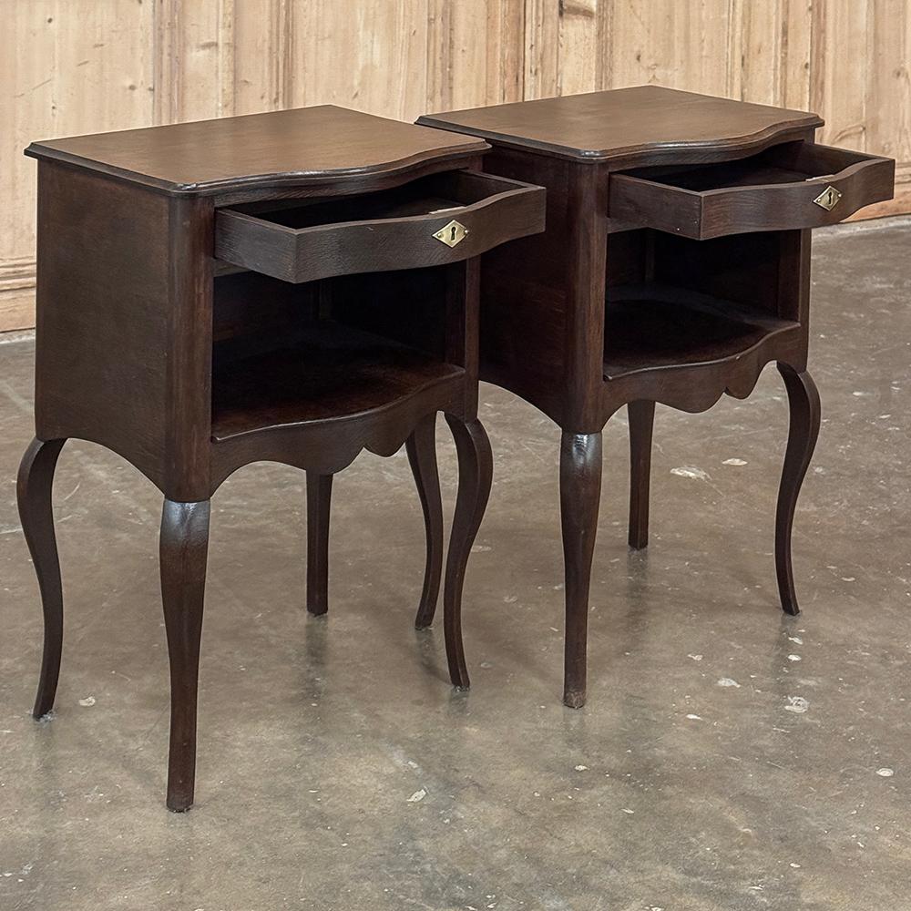 Pareja Mesillas de noche de madera de frutal Antique Country French ~ Mesas auxiliares en venta 2