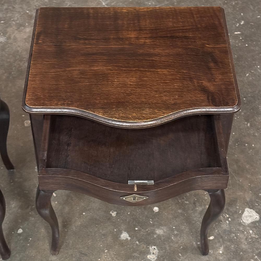 Pareja Mesillas de noche de madera de frutal Antique Country French ~ Mesas auxiliares en venta 4