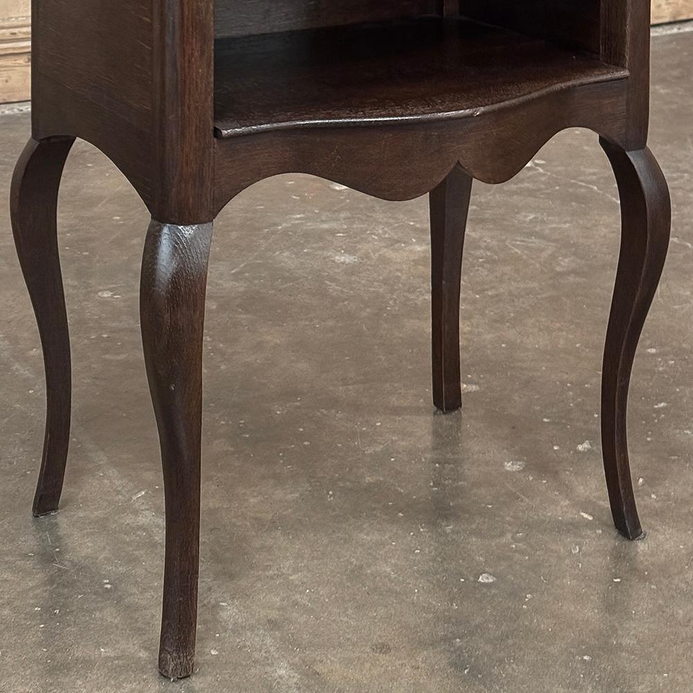Pareja Mesillas de noche de madera de frutal Antique Country French ~ Mesas auxiliares en venta 8