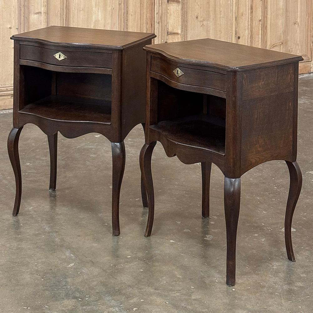 El par de mesillas de noche de madera de frutal francesa antigua ~ Mesas auxiliares serán un complemento encantador en cualquier habitación, especialmente como mesas auxiliares flanqueando un sofá, en un grupo de asientos o como compañeras de cama. 