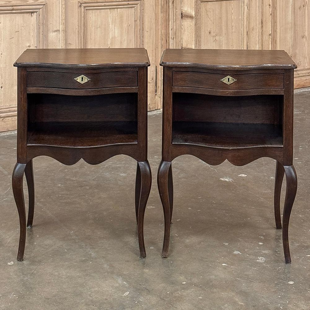 Pareja Mesillas de noche de madera de frutal Antique Country French ~ Mesas auxiliares Provincial francés en venta