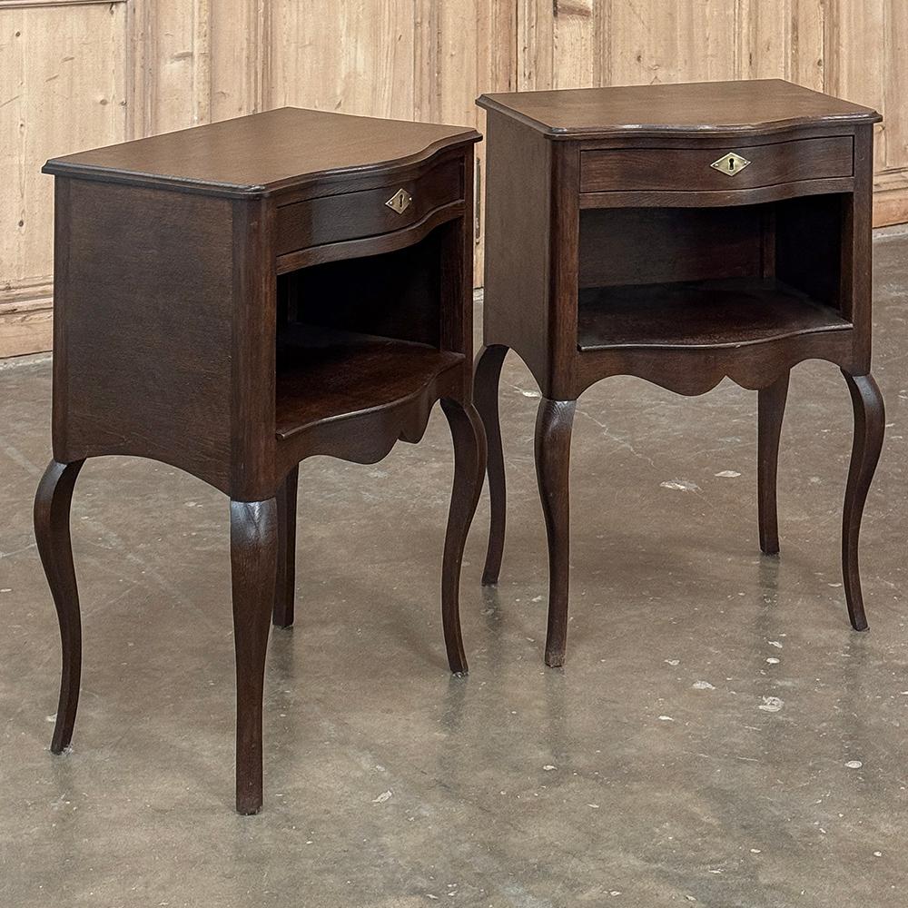 Pareja Mesillas de noche de madera de frutal Antique Country French ~ Mesas auxiliares Francés en venta