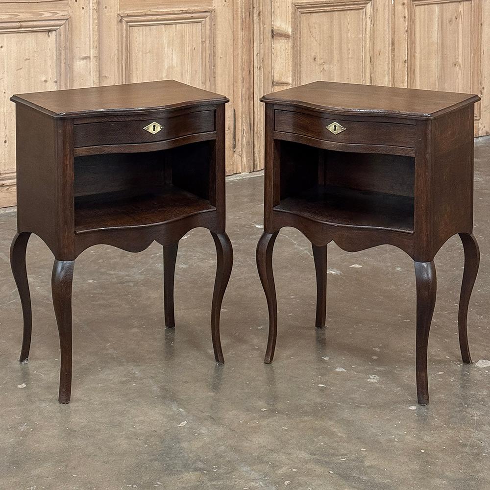 Pareja Mesillas de noche de madera de frutal Antique Country French ~ Mesas auxiliares Hecho a mano en venta