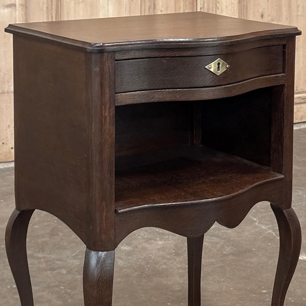 Pareja Mesillas de noche de madera de frutal Antique Country French ~ Mesas auxiliares en Bueno estado para la venta en Dallas, TX