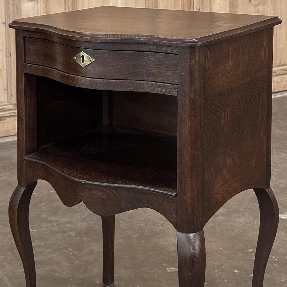 Pareja Mesillas de noche de madera de frutal Antique Country French ~ Mesas auxiliares siglo XX en venta