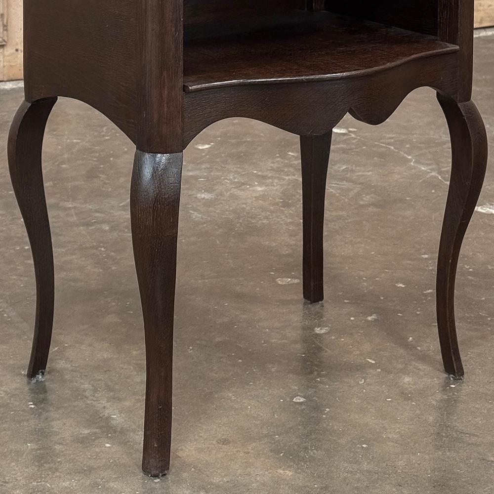Pareja Mesillas de noche de madera de frutal Antique Country French ~ Mesas auxiliares Madera frutal en venta