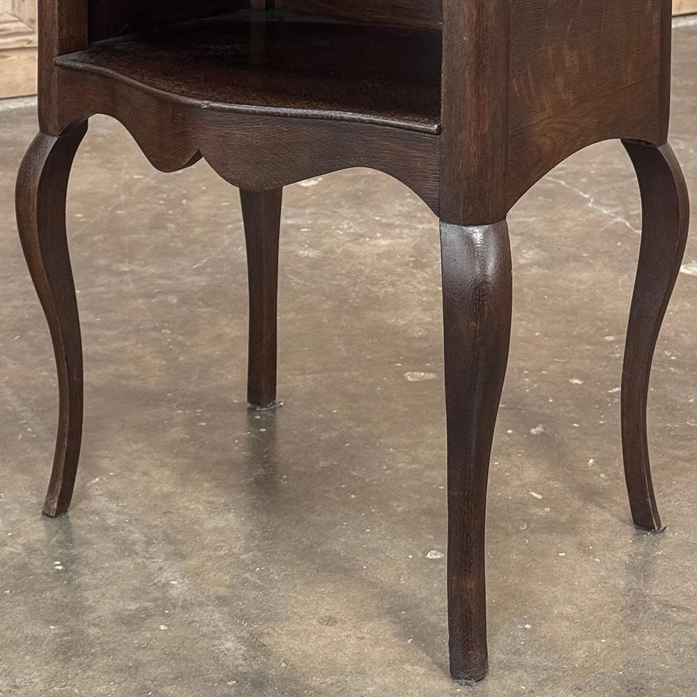 Pareja Mesillas de noche de madera de frutal Antique Country French ~ Mesas auxiliares en venta 1