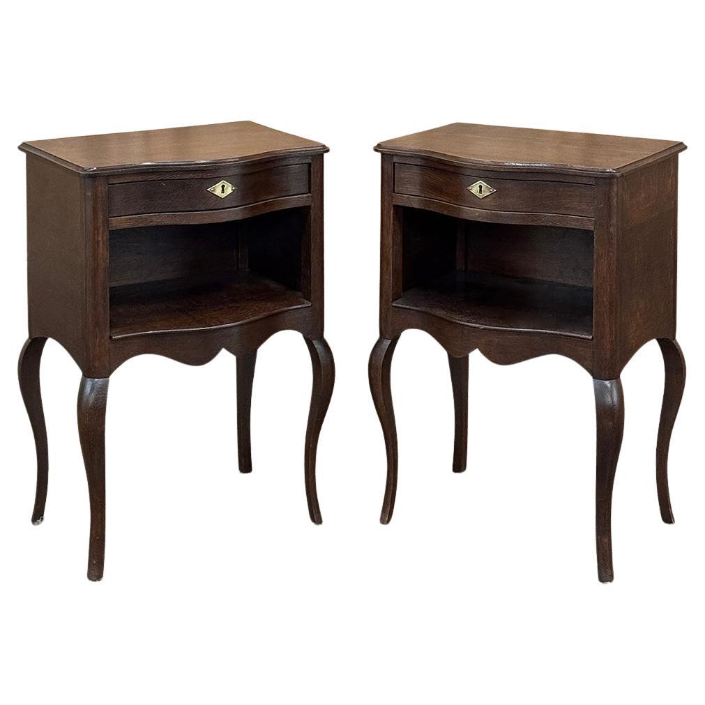 Paire de tables de nuit françaises anciennes en bois fruitier