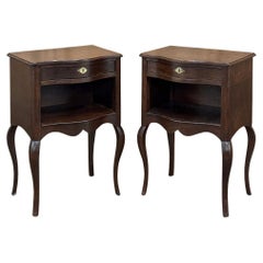 Paire de tables de nuit françaises anciennes en bois fruitier
