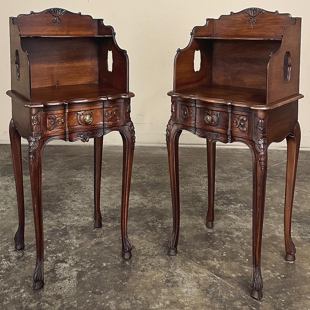 Pair Antique Country French Louis XV Walnut Nightstands ~ Side Tables In Good Condition For Sale In Dallas, TX