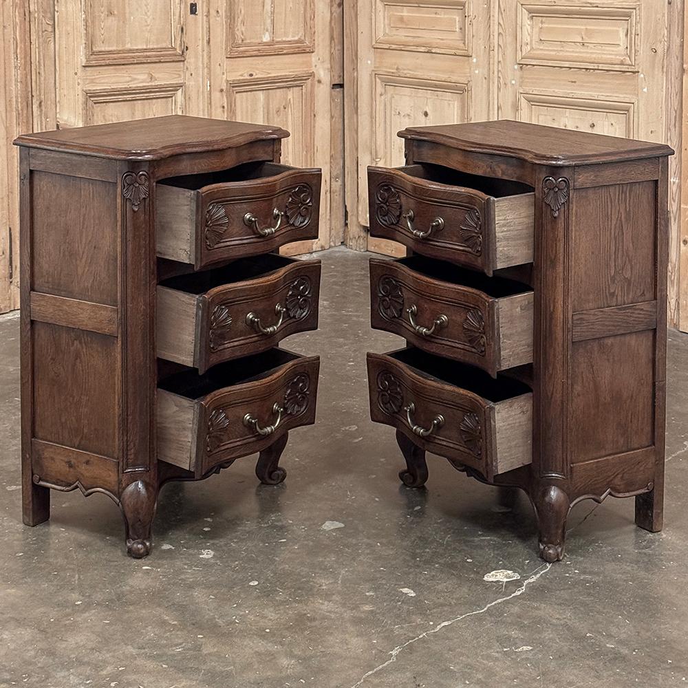 Par de Mesillas de Noche Antique Country French ~ Petite Commodes en venta 8