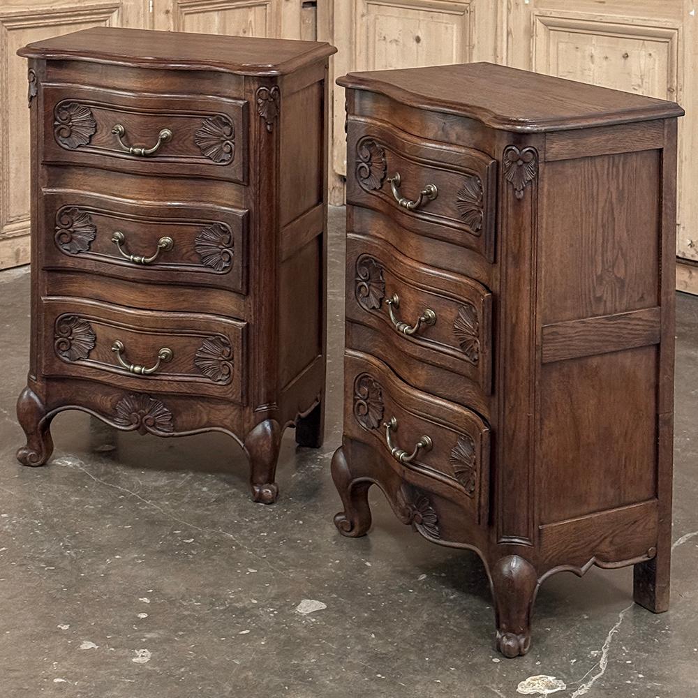 Pareja de mesillas de noche francesas antiguas ~ ¡Las cómodas pequeñas son una deliciosa combinación de forma, función y estilo!  Fabricadas con roble autóctono denso y antiguo, cada una tiene un tamaño mayor que las mesillas de noche normales, con