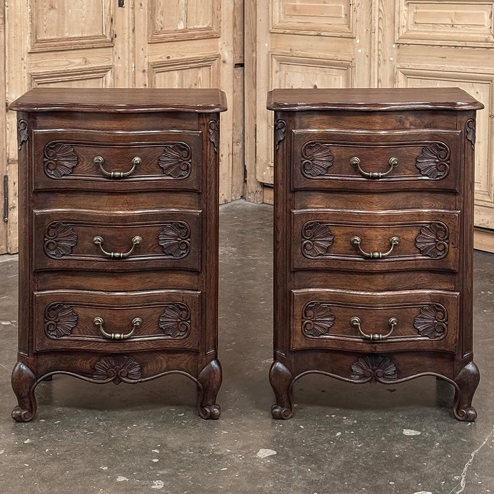 Par de Mesillas de Noche Antique Country French ~ Petite Commodes Tallado a mano en venta