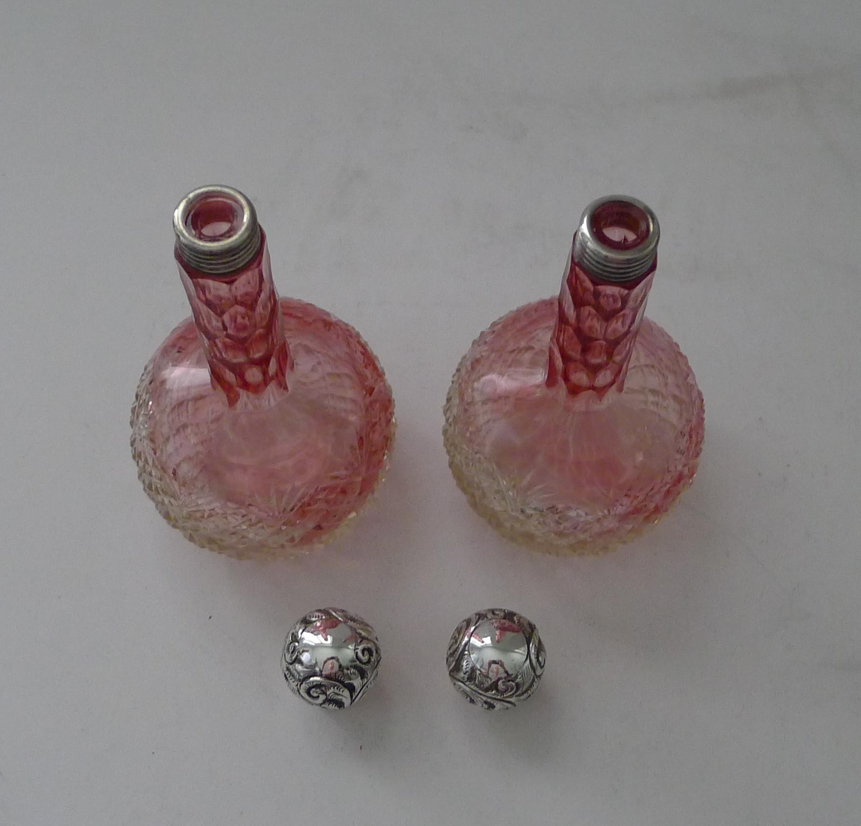 Paar antike Parfümflaschen aus geschliffenem Glas und massivem Silber - 1896 im Angebot 1