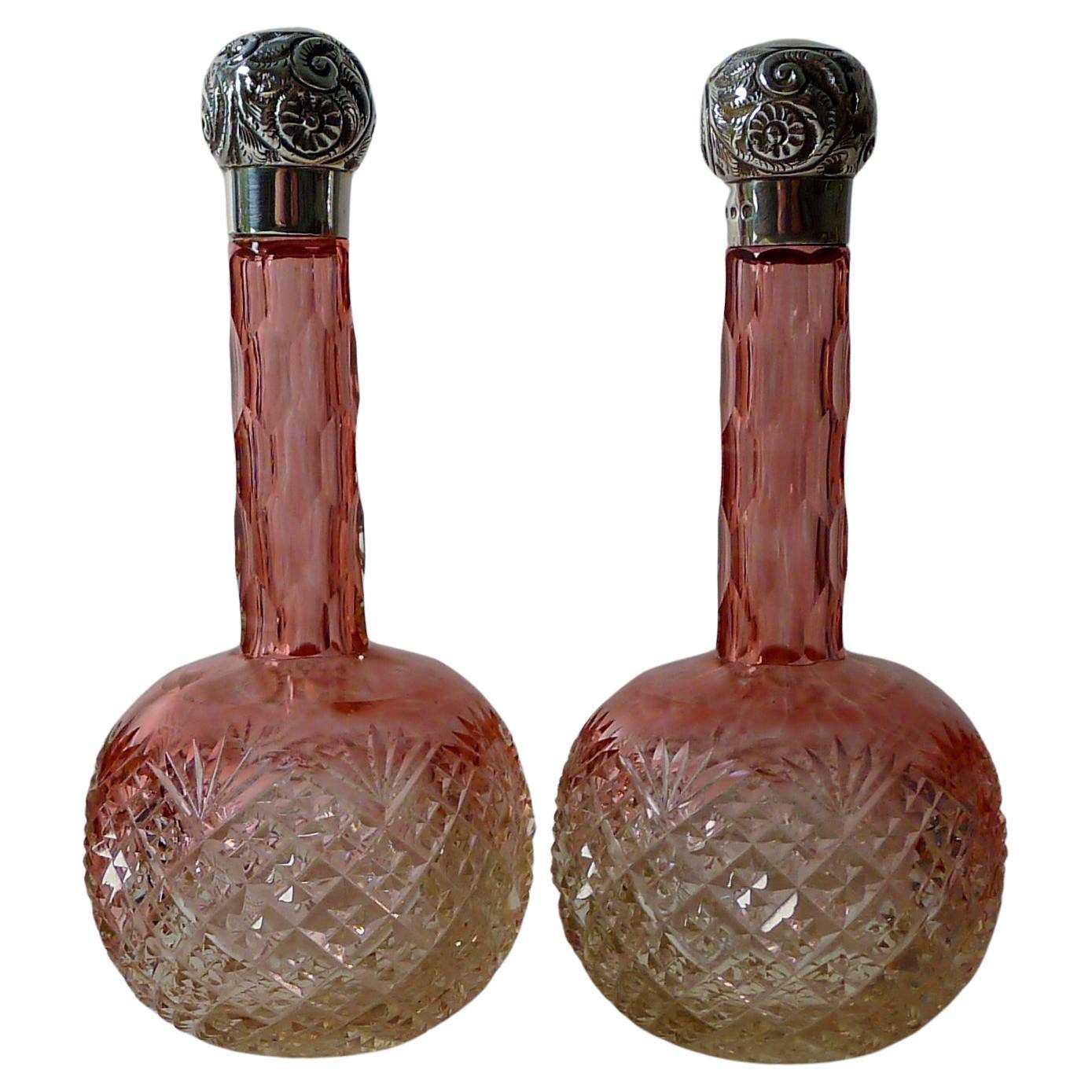 Paar antike Parfümflaschen aus geschliffenem Glas und massivem Silber - 1896