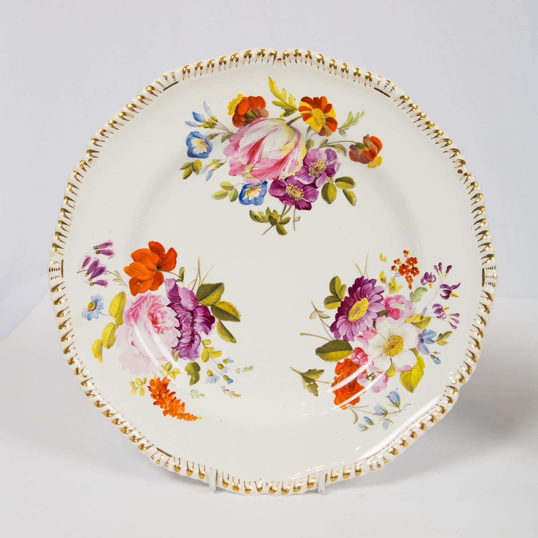 Paire de plats Derby antiques avec fleurs fabriqués en Angleterre, vers 1825 en vente 2