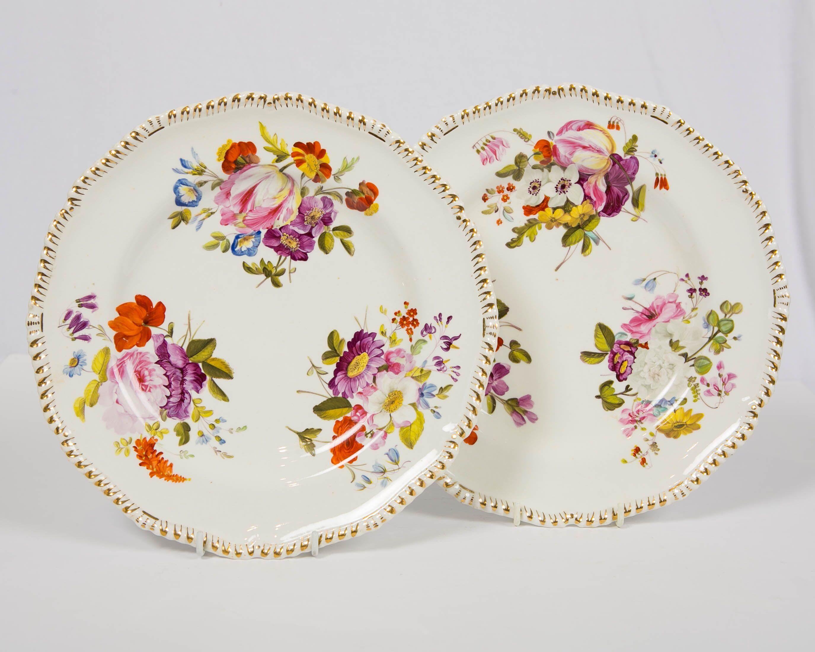 Romantique Paire de plats Derby antiques avec fleurs fabriqués en Angleterre, vers 1825 en vente