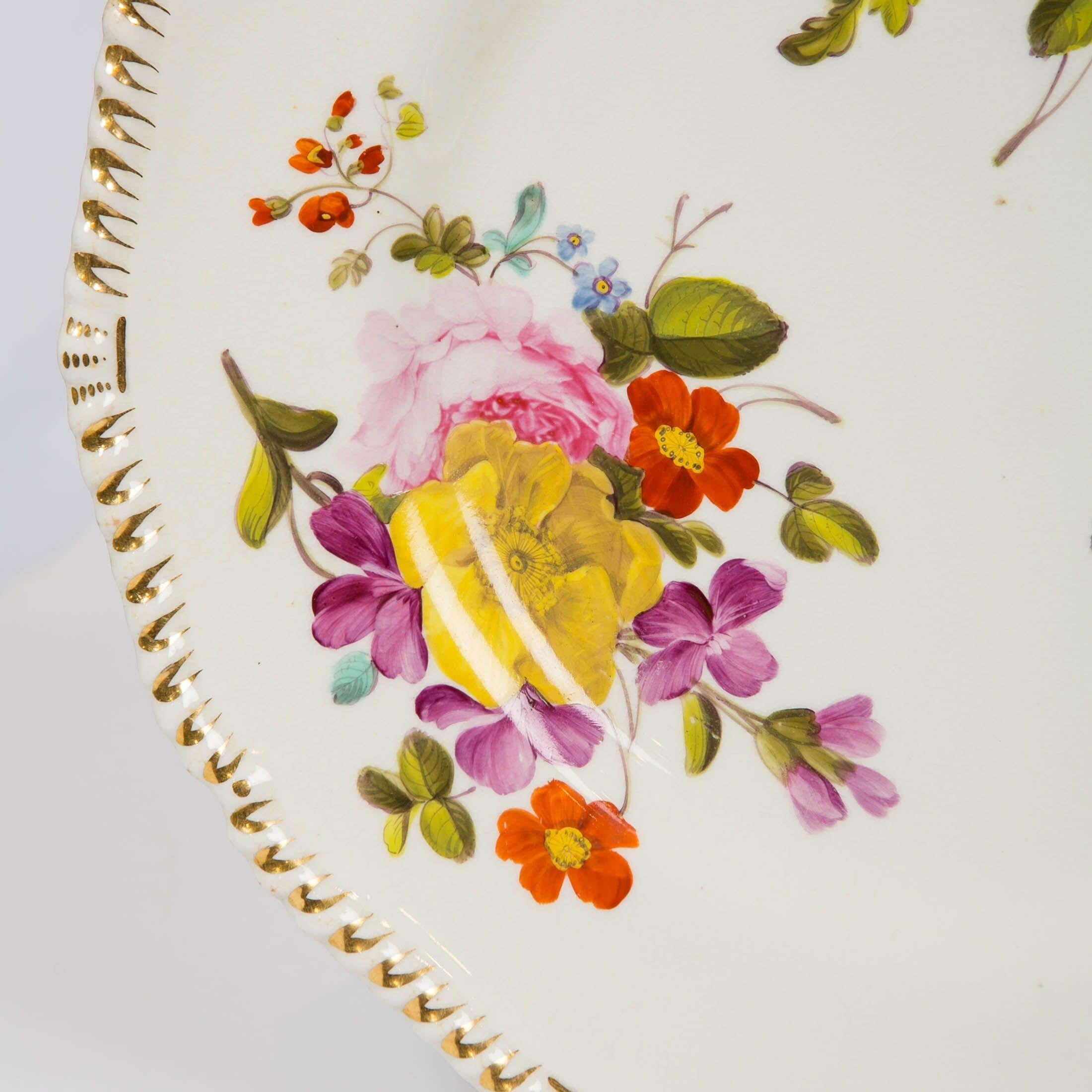 Peint à la main Paire de plats Derby antiques avec fleurs fabriqués en Angleterre, vers 1825 en vente