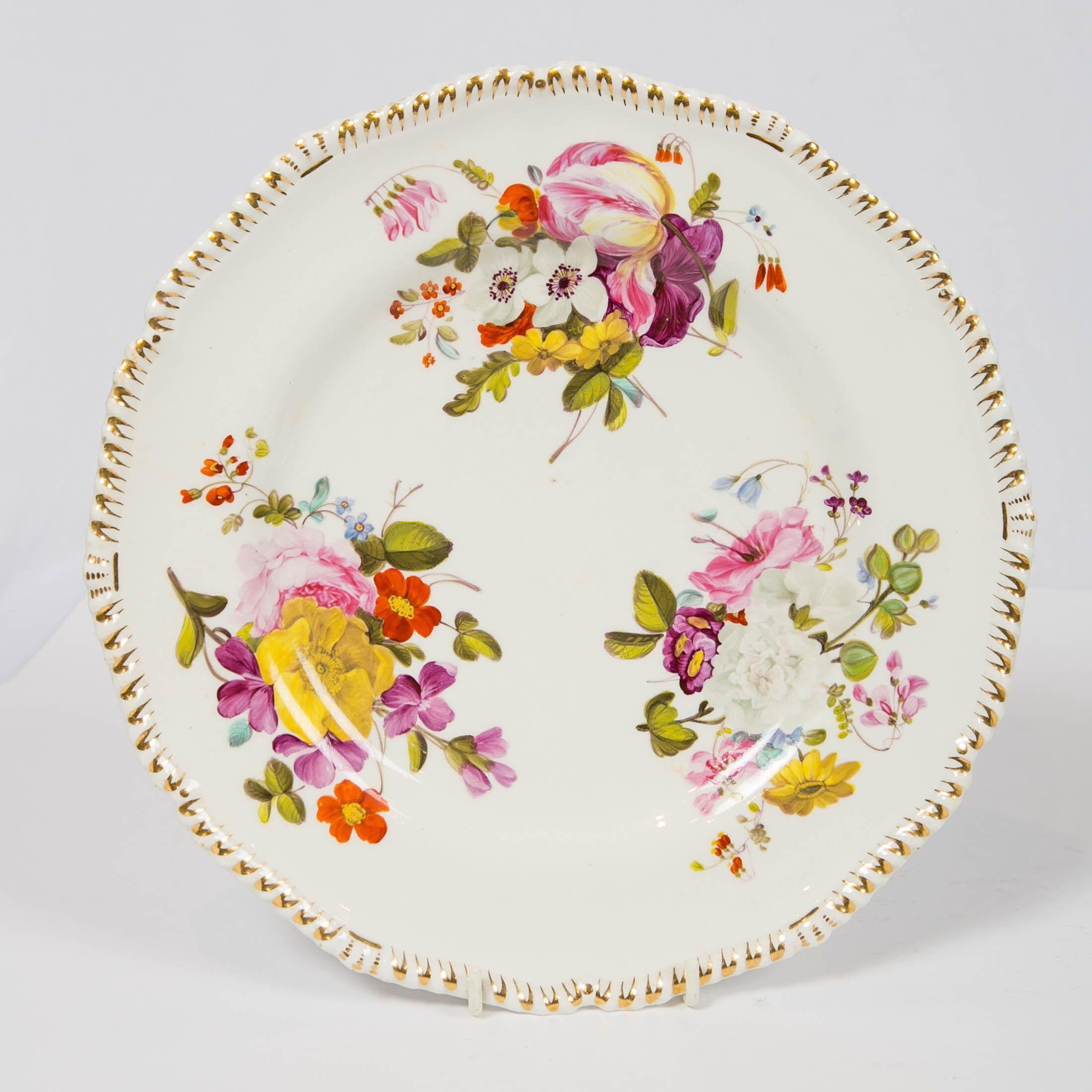 Paire de plats Derby antiques avec fleurs fabriqués en Angleterre, vers 1825 en vente 1