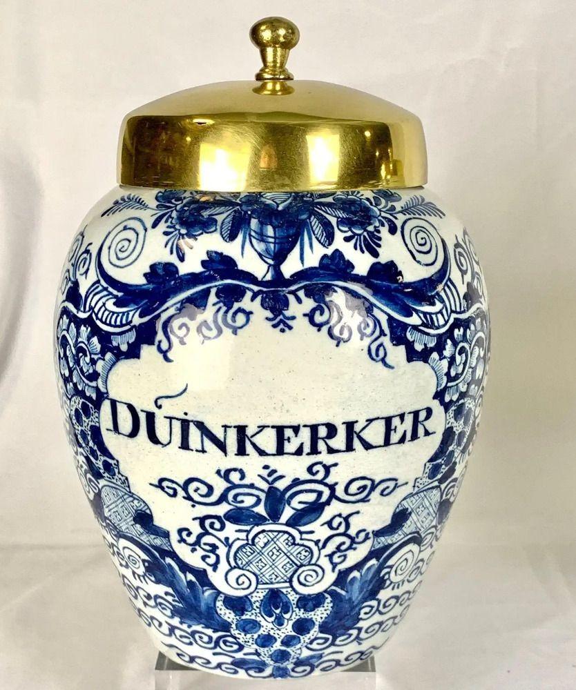 Olandese Coppia di antichi vasi da tabacco olandesi Delft blu e bianchi dipinti a mano Circa 1770 in vendita