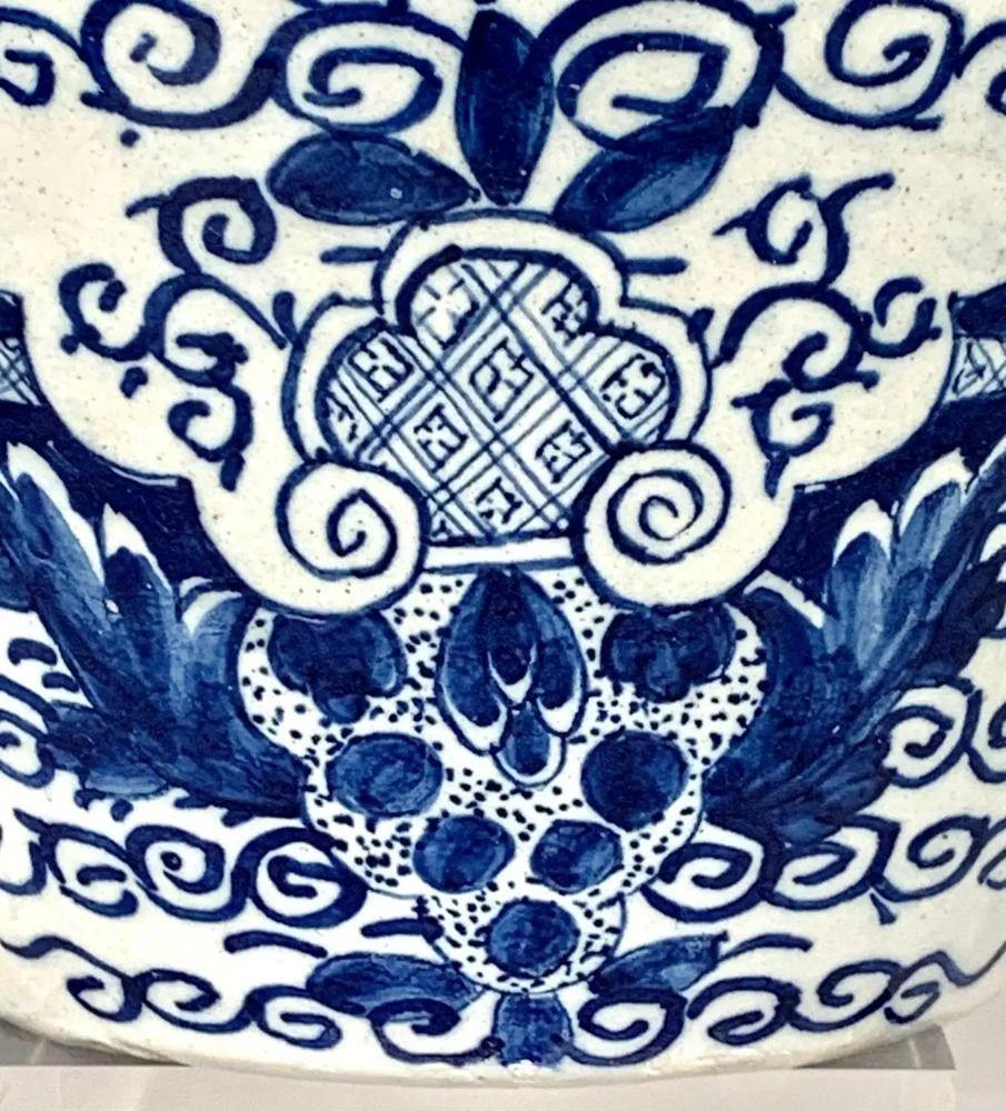 Dipinto a mano Coppia di antichi vasi da tabacco olandesi Delft blu e bianchi dipinti a mano Circa 1770 in vendita